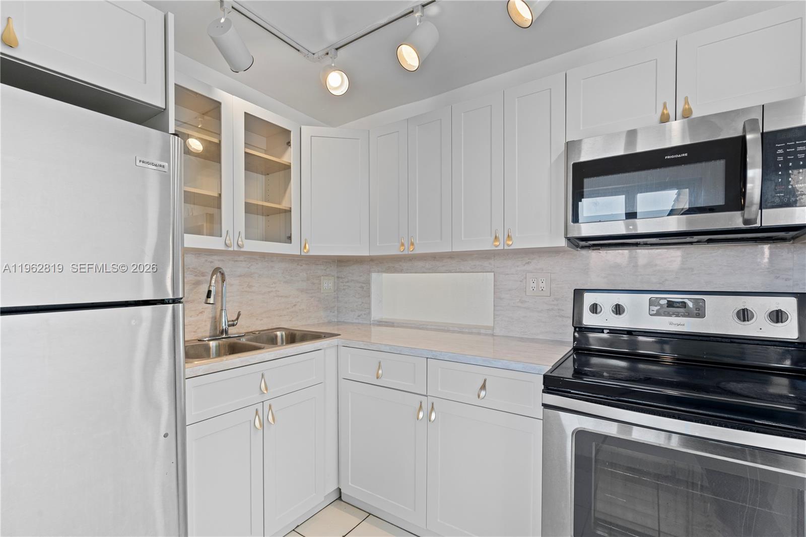 NEW WORLD CONDO APTS IV - Residential