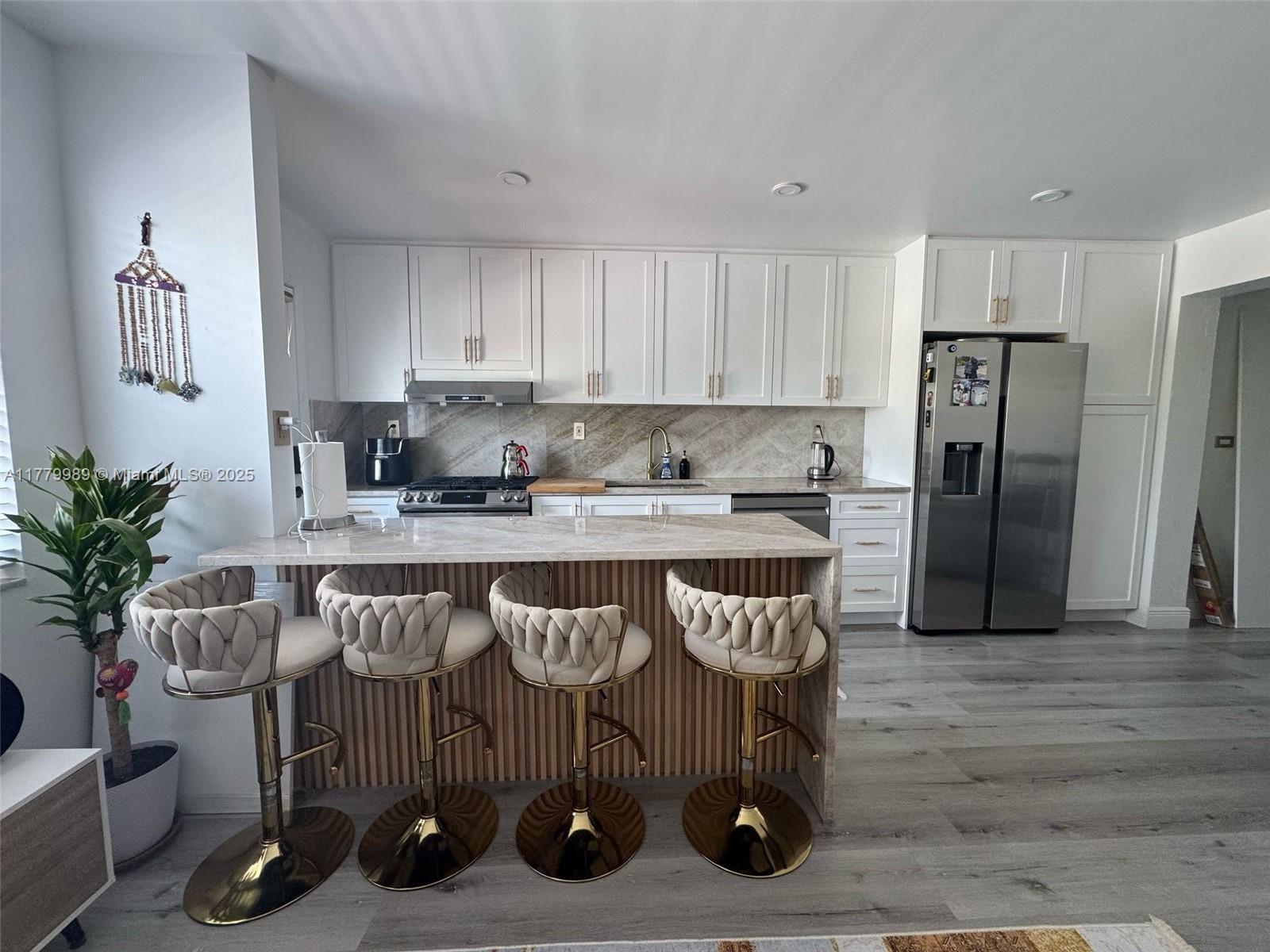 Rental Property at 525 Meridian Ave 402, Miami Beach, Miami-Dade County, Florida - Bedrooms: 1 
Bathrooms: 1  - $2,900 MO.