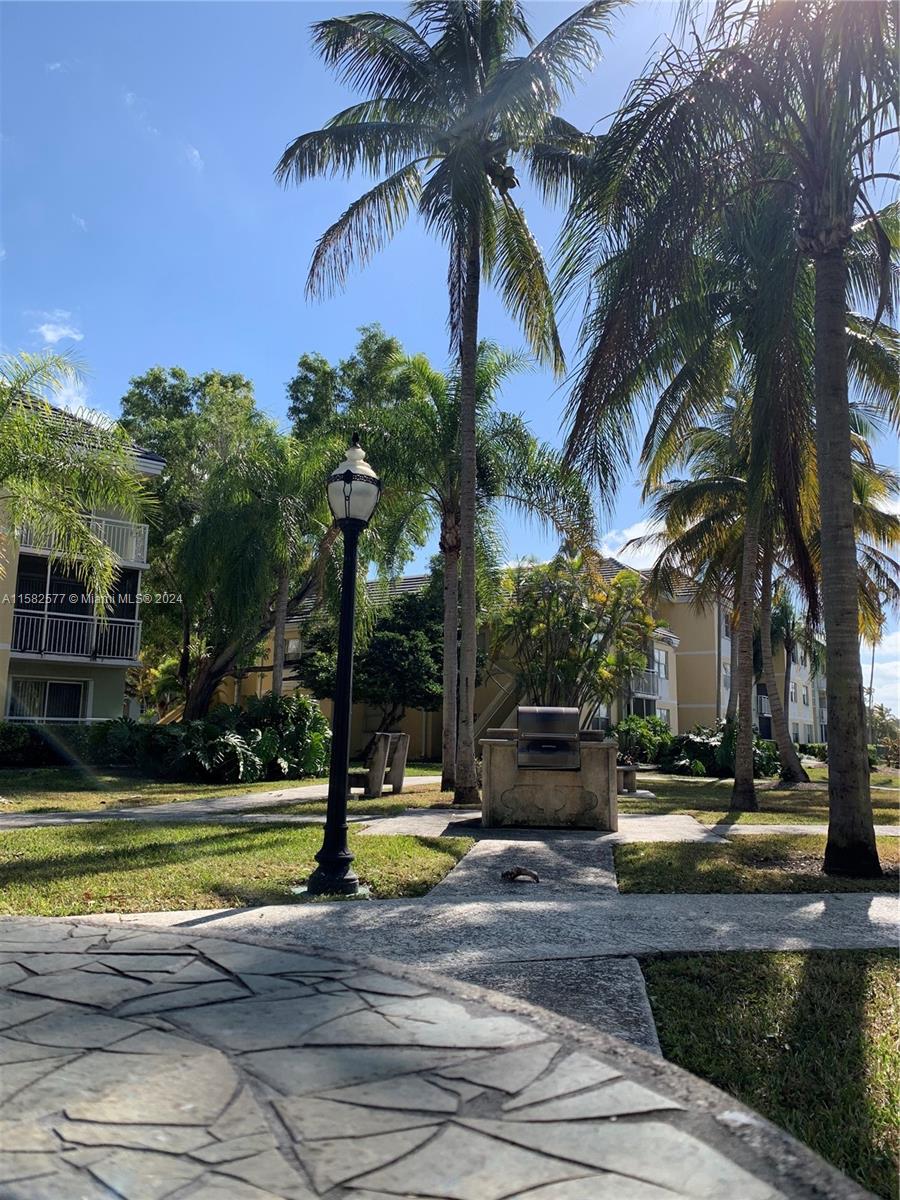 LE CLUB AT OLD CUTLER CON - Residential Lease