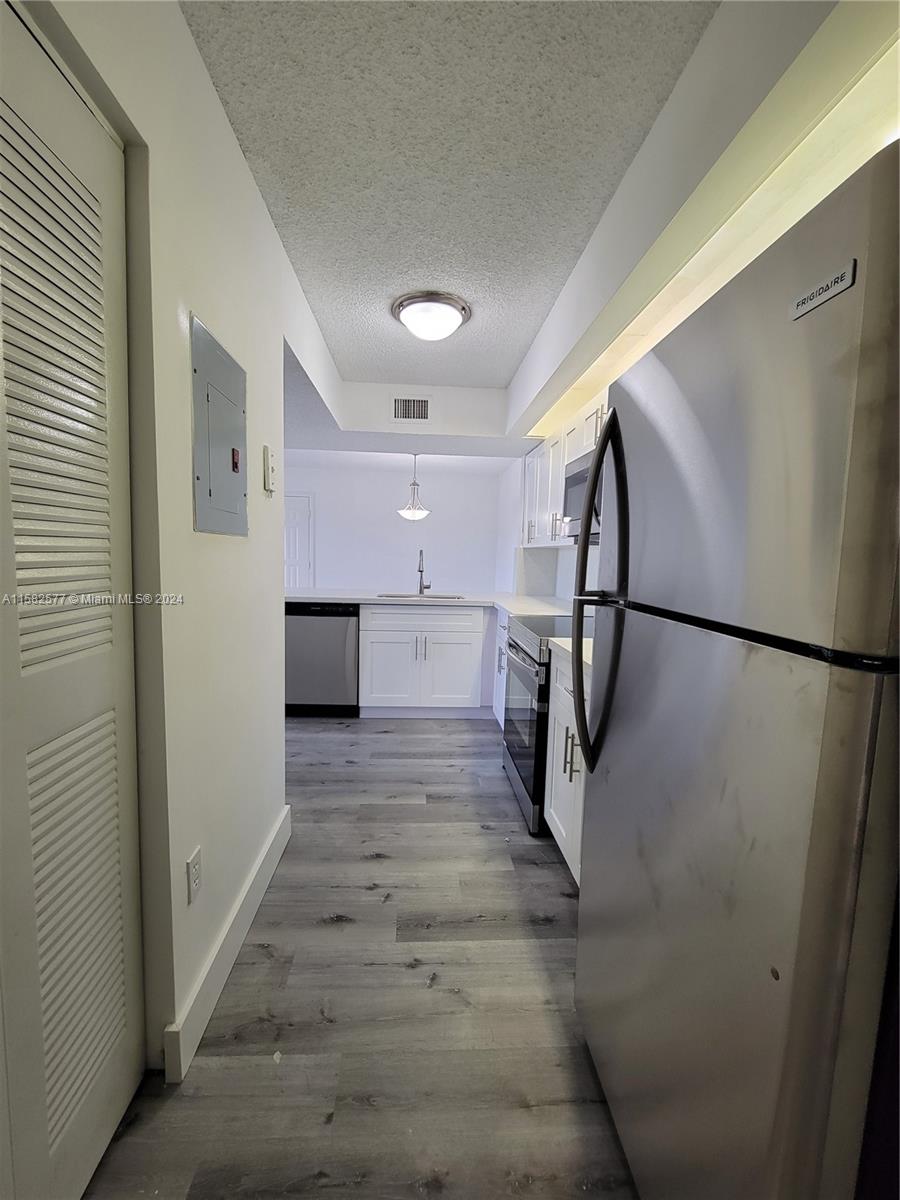 LE CLUB AT OLD CUTLER CON - Residential Lease