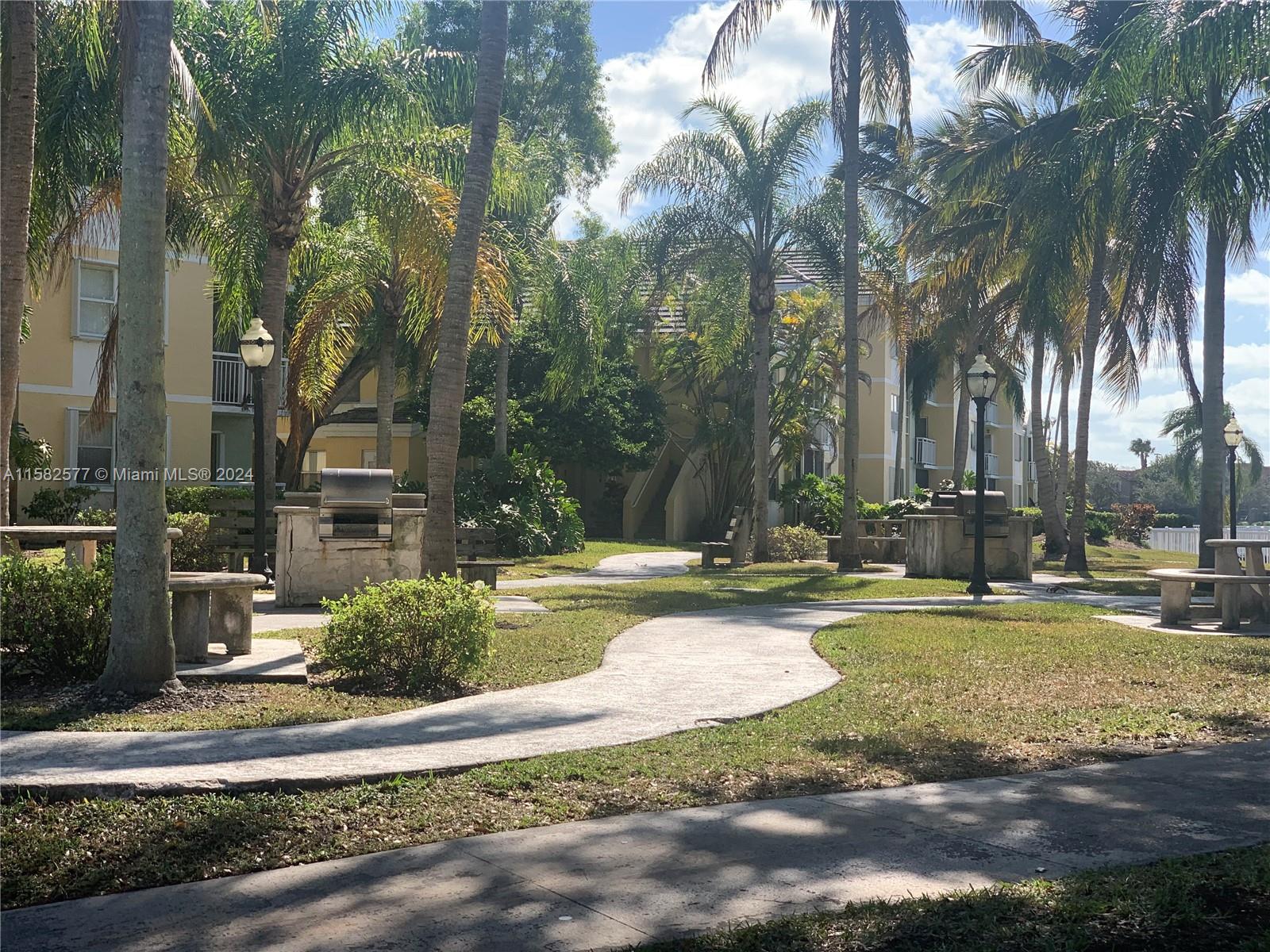 LE CLUB AT OLD CUTLER CON - Residential Lease