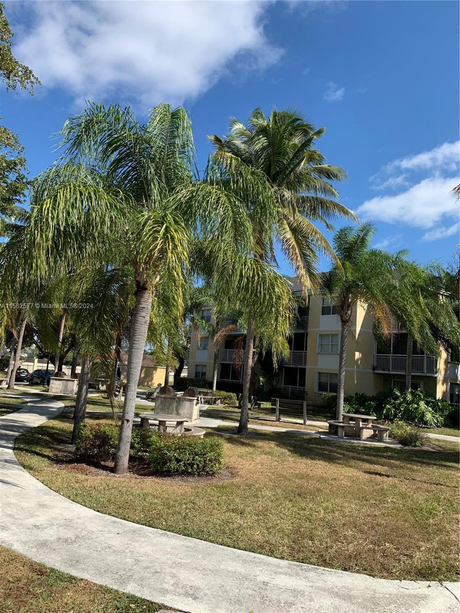 LE CLUB AT OLD CUTLER CON - Residential Lease