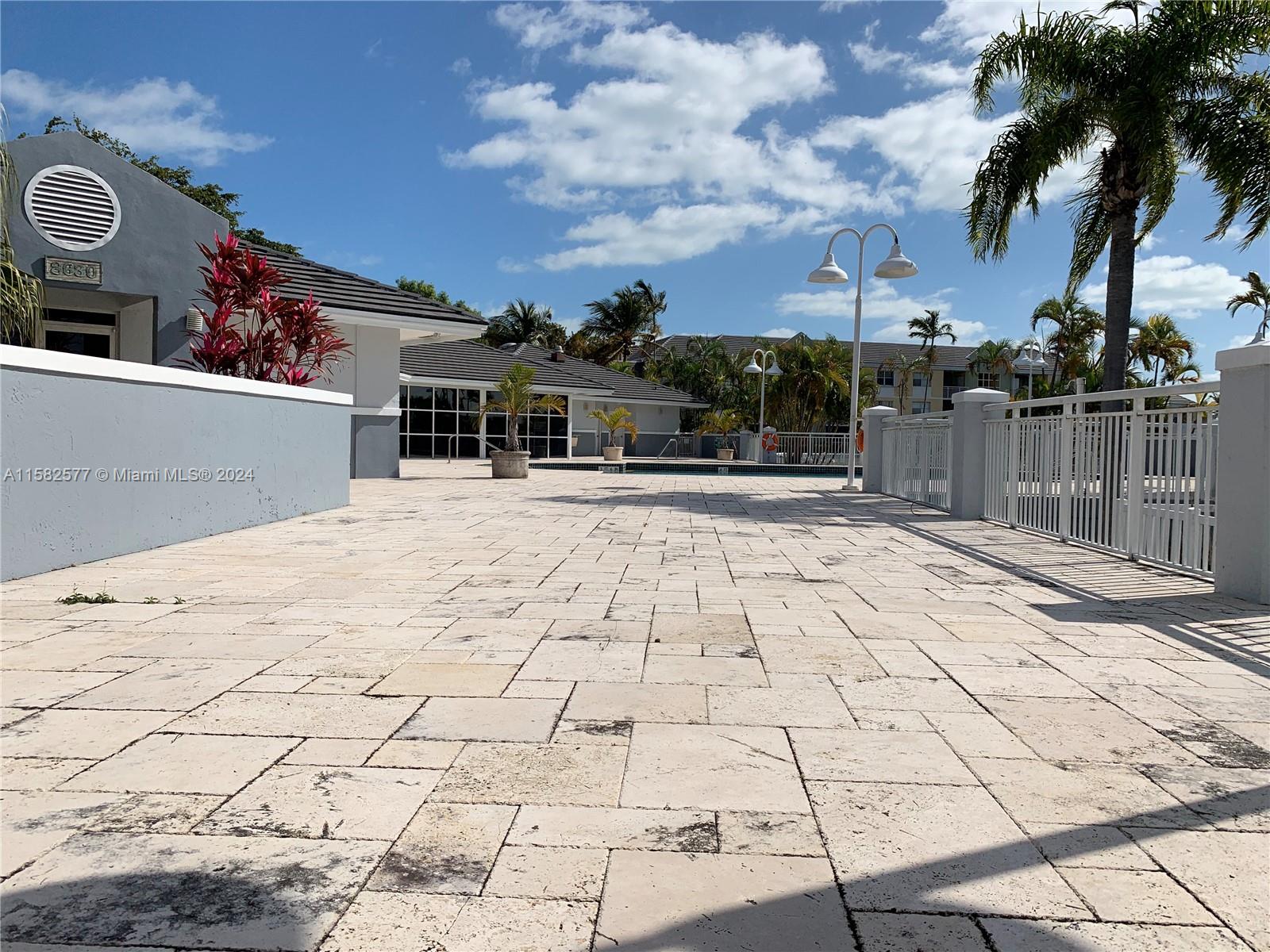 LE CLUB AT OLD CUTLER CON - Residential Lease