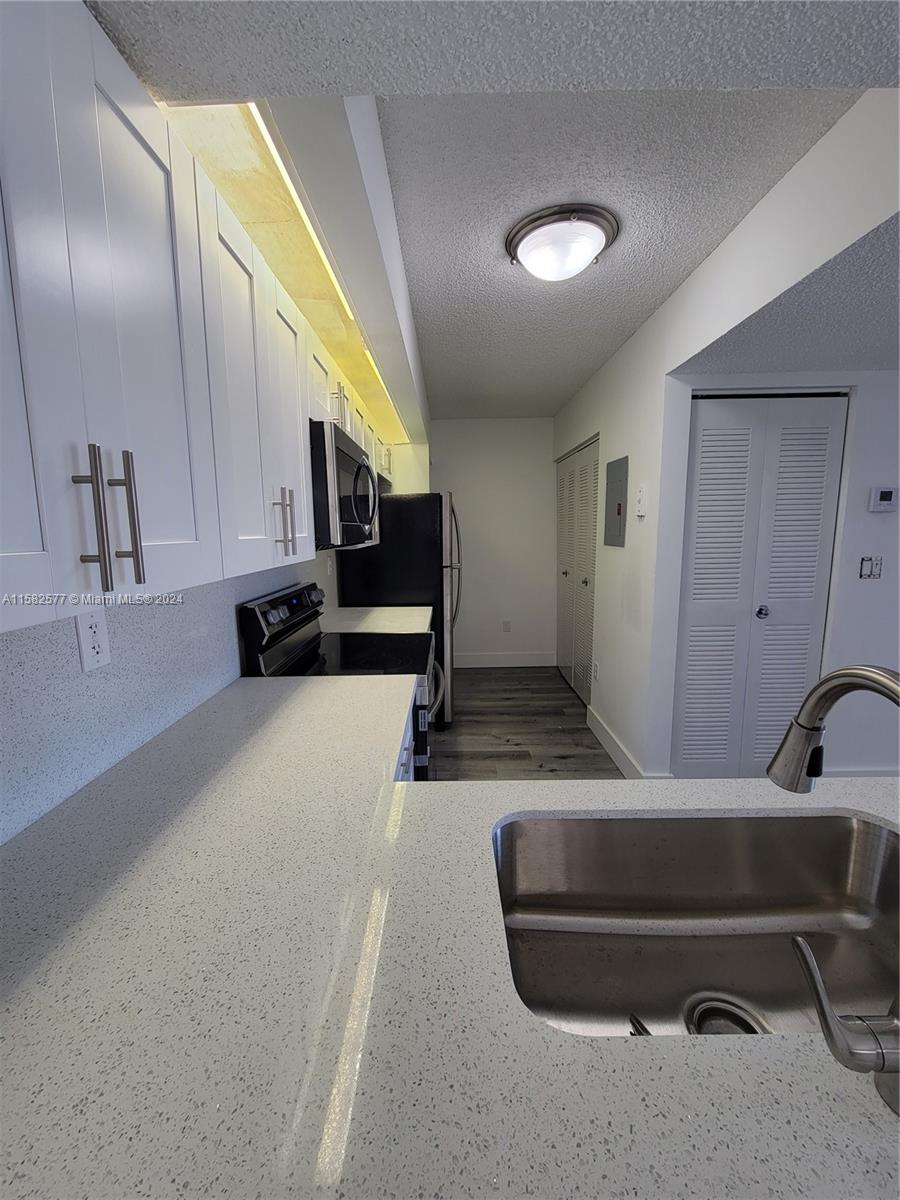 LE CLUB AT OLD CUTLER CON - Residential Lease