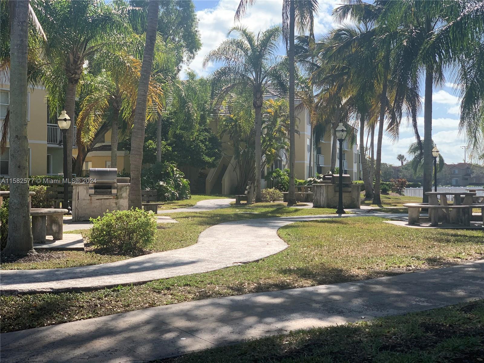 LE CLUB AT OLD CUTLER CON - Residential Lease