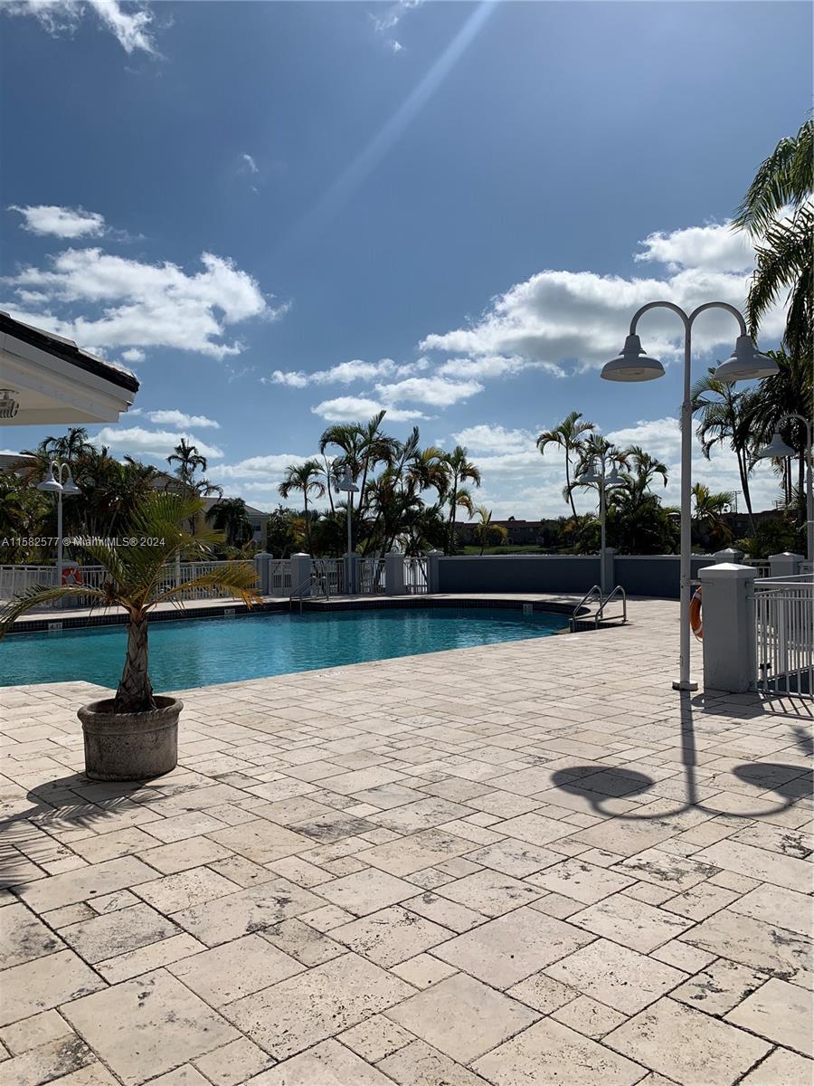 LE CLUB AT OLD CUTLER CON - Residential Lease