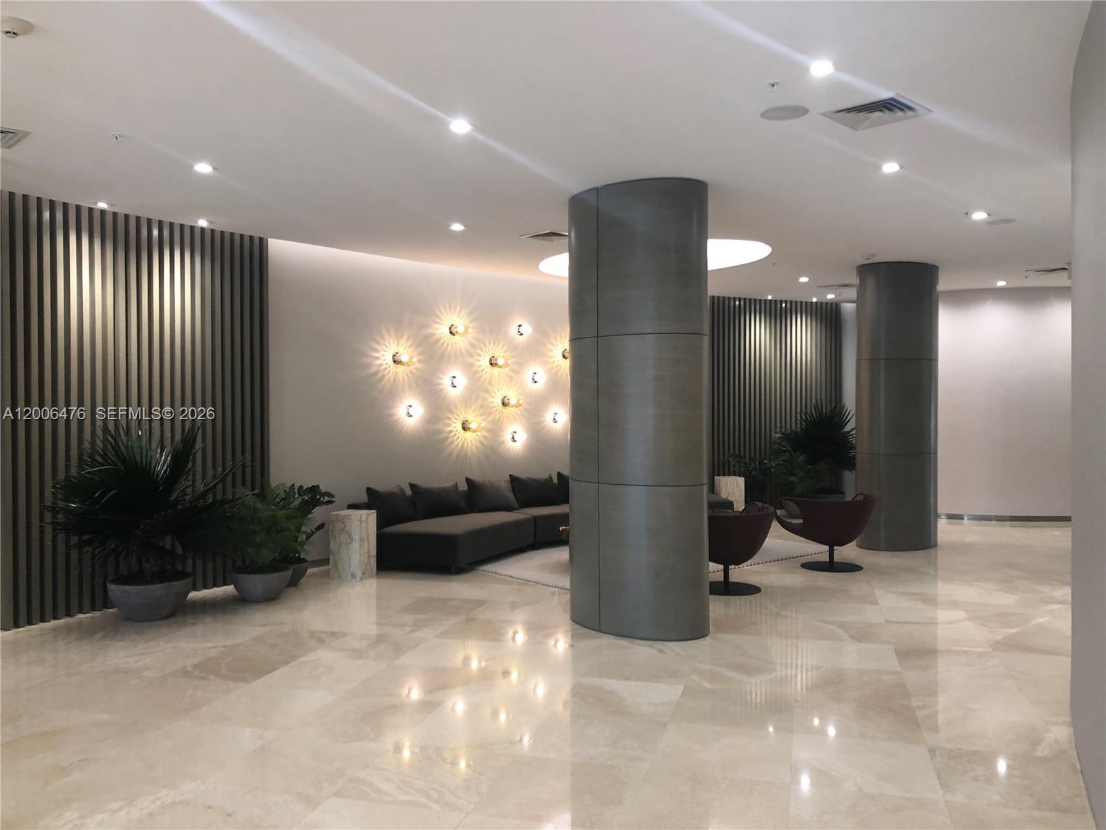 10275 Collins Ave 533
