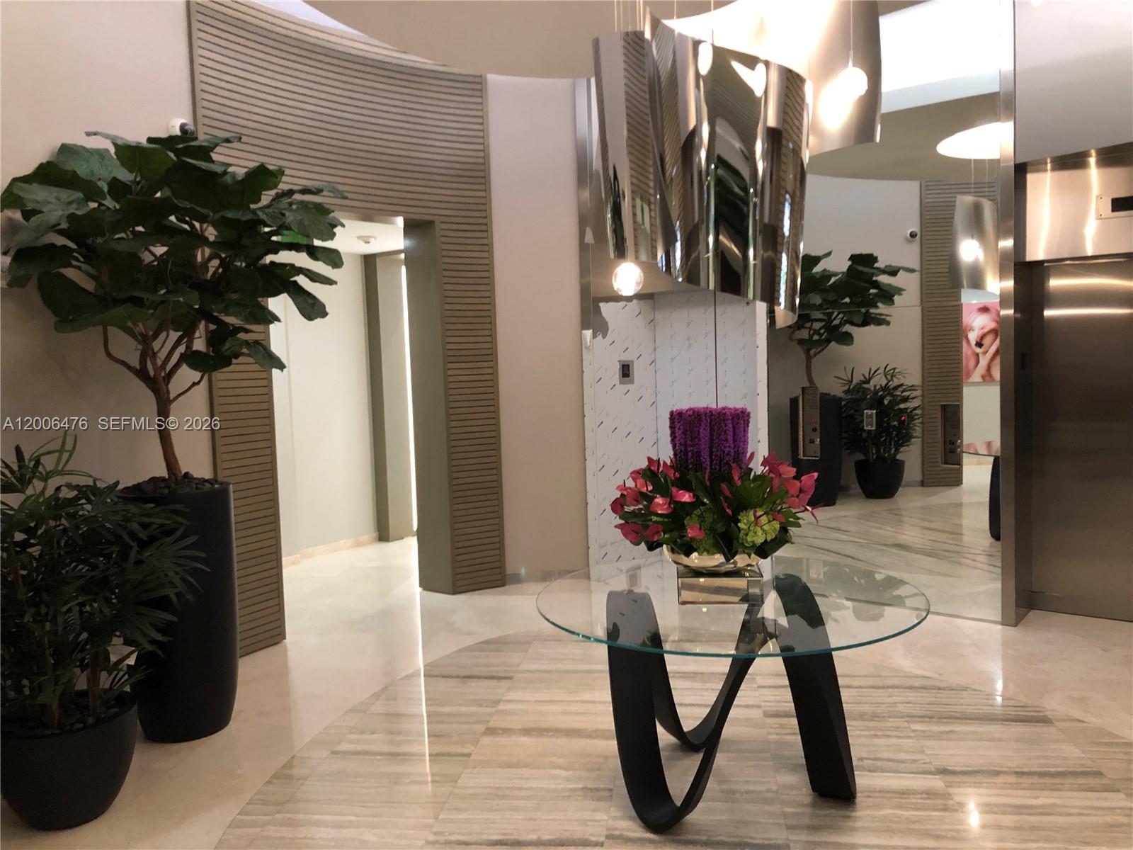 10275 Collins Ave 533