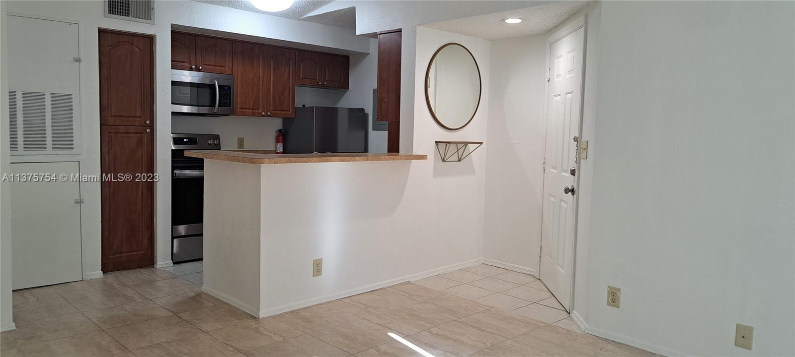 AVAILABLE August 1. 1 BEDROOM LOCATED IN HEART OF DAVIE NEAR NSU. TILED FRESHLY VERY COZY AND CONVENIENTLY FOR LOCATED TO THE UNIVERSITY. MOVE IN*NO SMOKERS PETS PLEASE* WATER INCLUDED*FULL SIZE SIDE BY SIDE WASHER-DRYER INSIDE UNIT*COMMUNITY POOL WITH TENNIS, GYM, JACUZZI. CREDIT SCORE MUST BE 650 PER CONDO ASSOCIATION. Can be available prior to August 1.