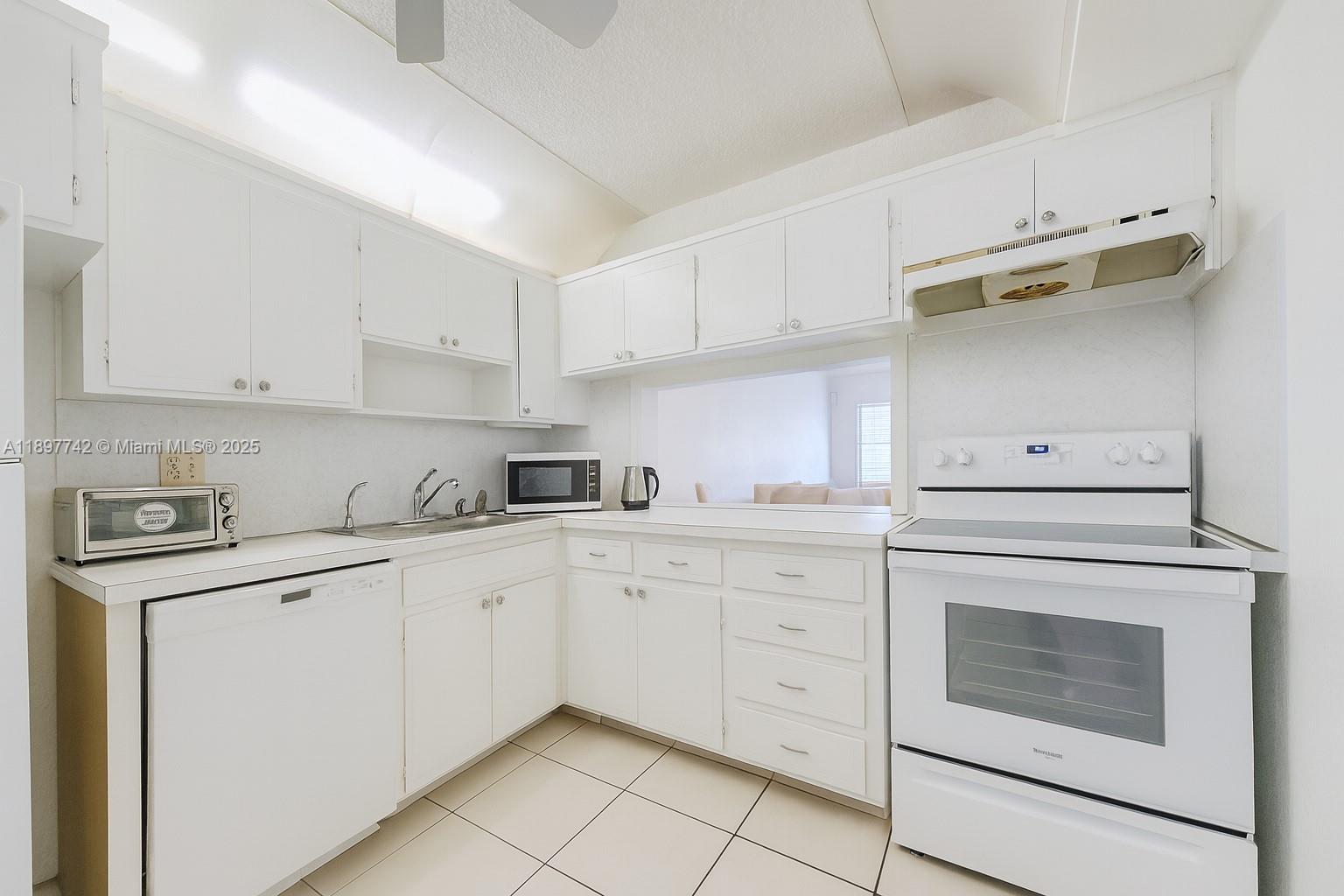 FIRST GULFSTREAM GARDEN - Residential Lease