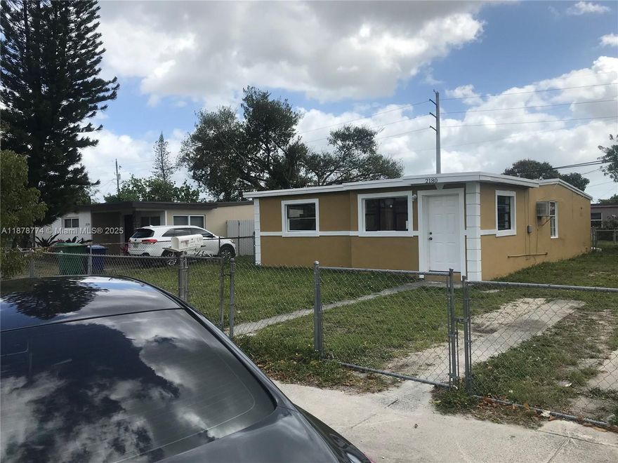 A nice 3 bedrooms 2 bathrooms self standing house living room dining room laundry room and a storage room 
The house is updated and ready to move in call or text for showing