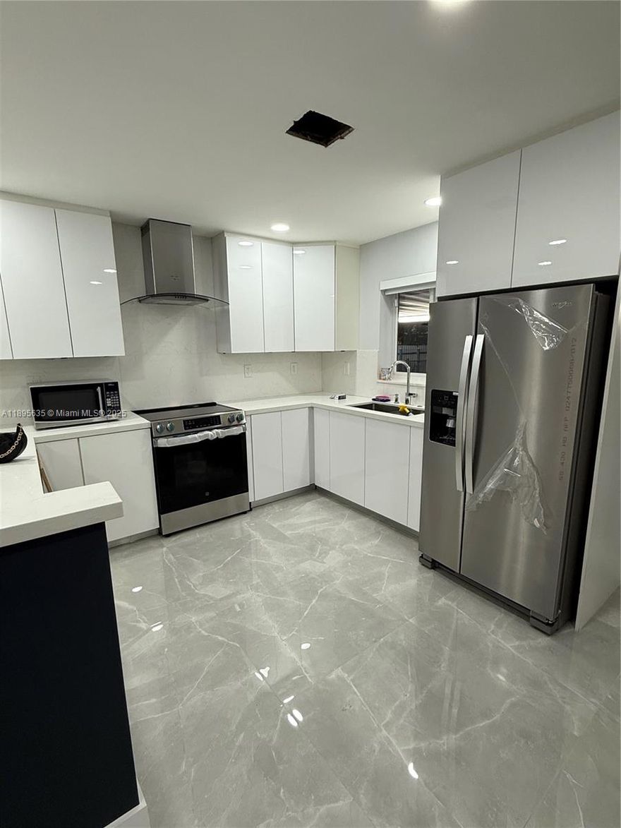 Completely remodeled property with a covered terrace and extra kitchen for parties and family fun, close to schools, supermarkets, and banks, just three minutes from Palmetto 826. Please do not disturb. Just call the listing agent.