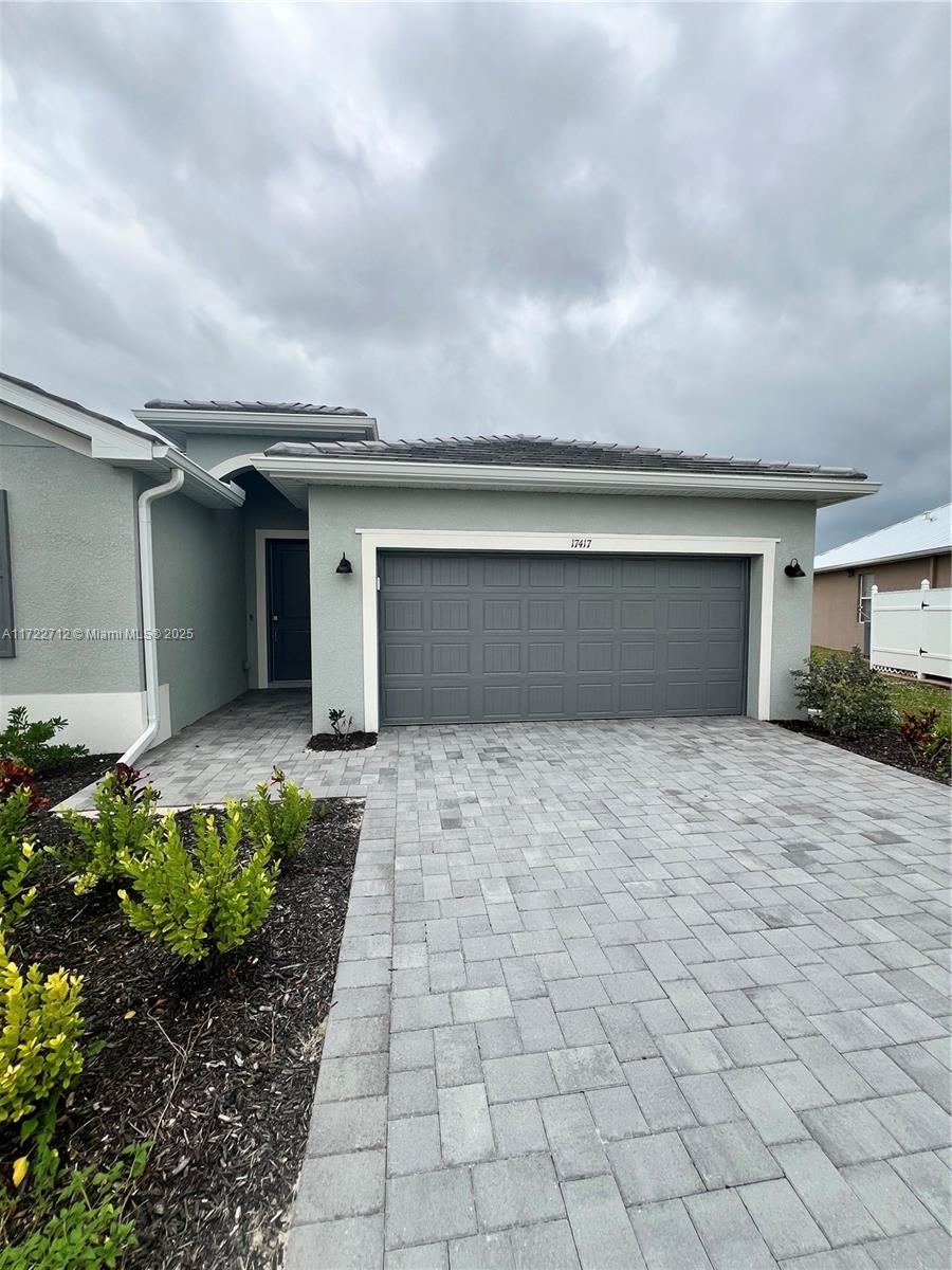 We present a magnificent house ready for rent in Punta Gorda, FL, offering a perfect combination of comfort and style. This new construction features 4 bedrooms and 3 bathrooms, distributed over a generous space of 2,006 square feet. The property stands out for its spacious living room and dining area. Additionally, it includes a garage for added convenience and a dishwasher that makes household chores easier. Not to forget, it has a washer and dryer. This house is the perfect option for those seeking a modern and functional home in a prime location. Don't miss the opportunity to live in this wonderful property in Punta Gorda!
*The tenant will be responsible for mowing the lawn