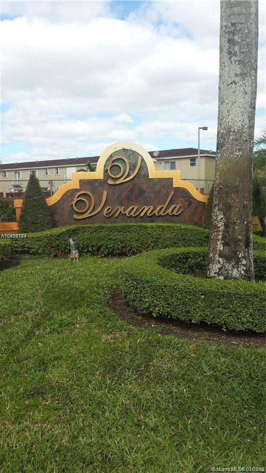 GREAT RENTAL OPORTUNITY IN DORAL, GATED COMMUNITY, 3 BED / 2.5 BATHS WITH NICE FENCED PATIO FOR ENTERTAINMENT. VIEW OF THE LAKE, 2 PARKING SPACES.