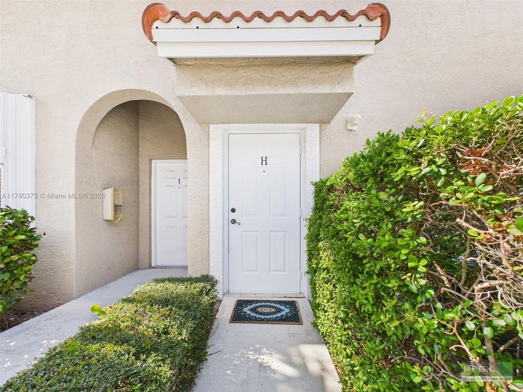 Photo of 112 Lighthouse Cir #H, Tequesta, FL 33469 (MLS # A11780375)