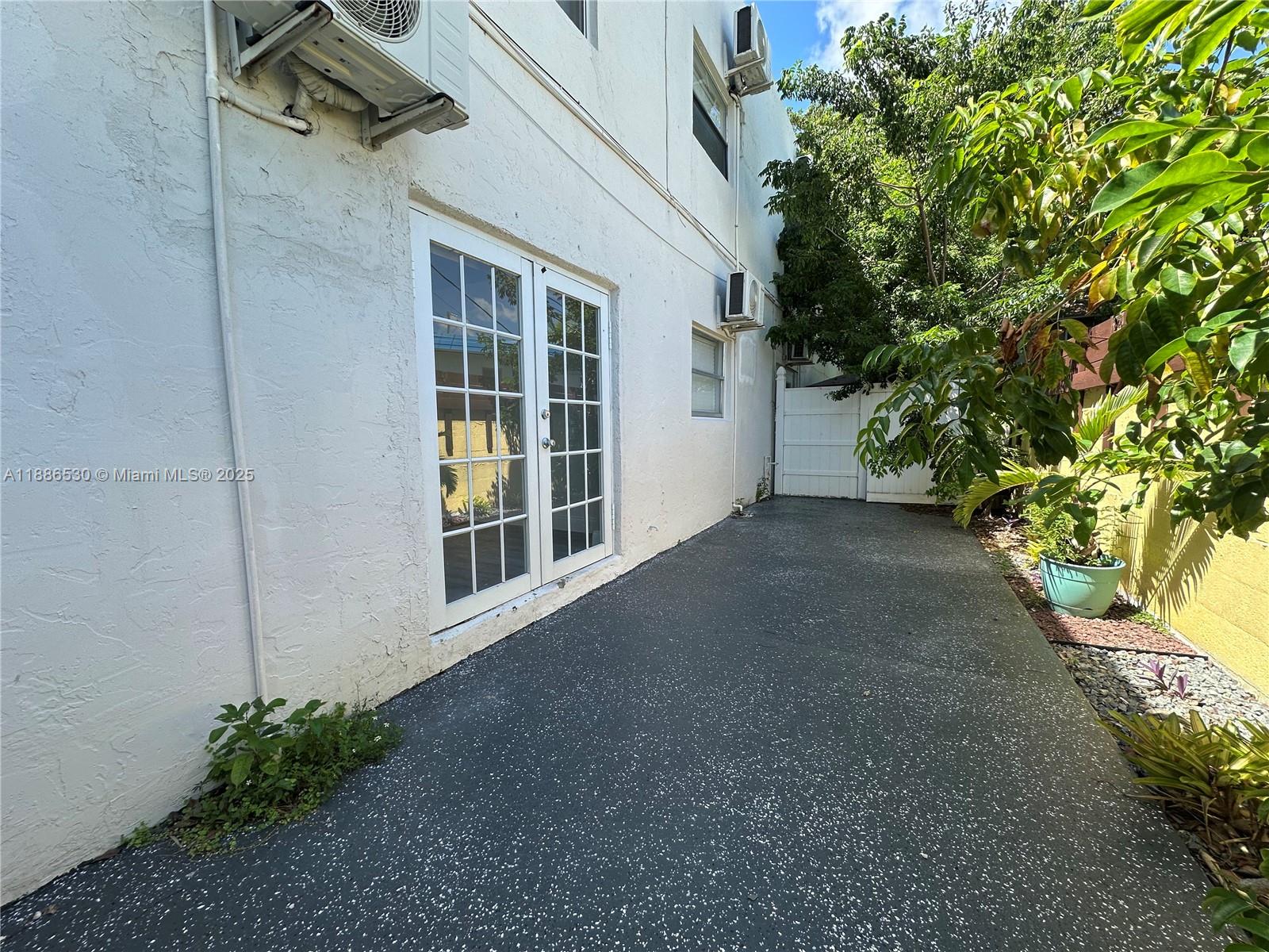 LAUDERDALE GARDENS - Residential Lease