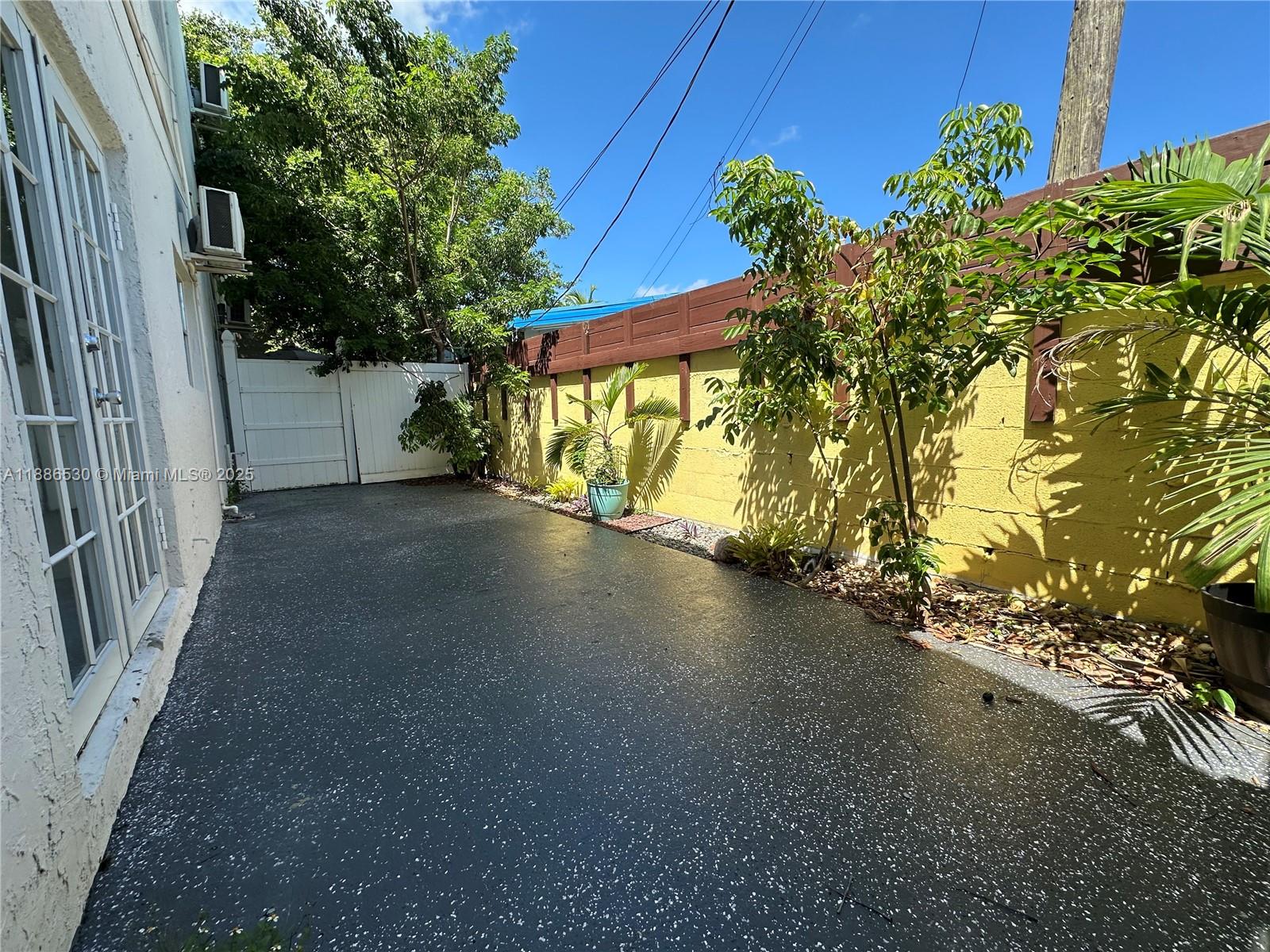 LAUDERDALE GARDENS - Residential Lease