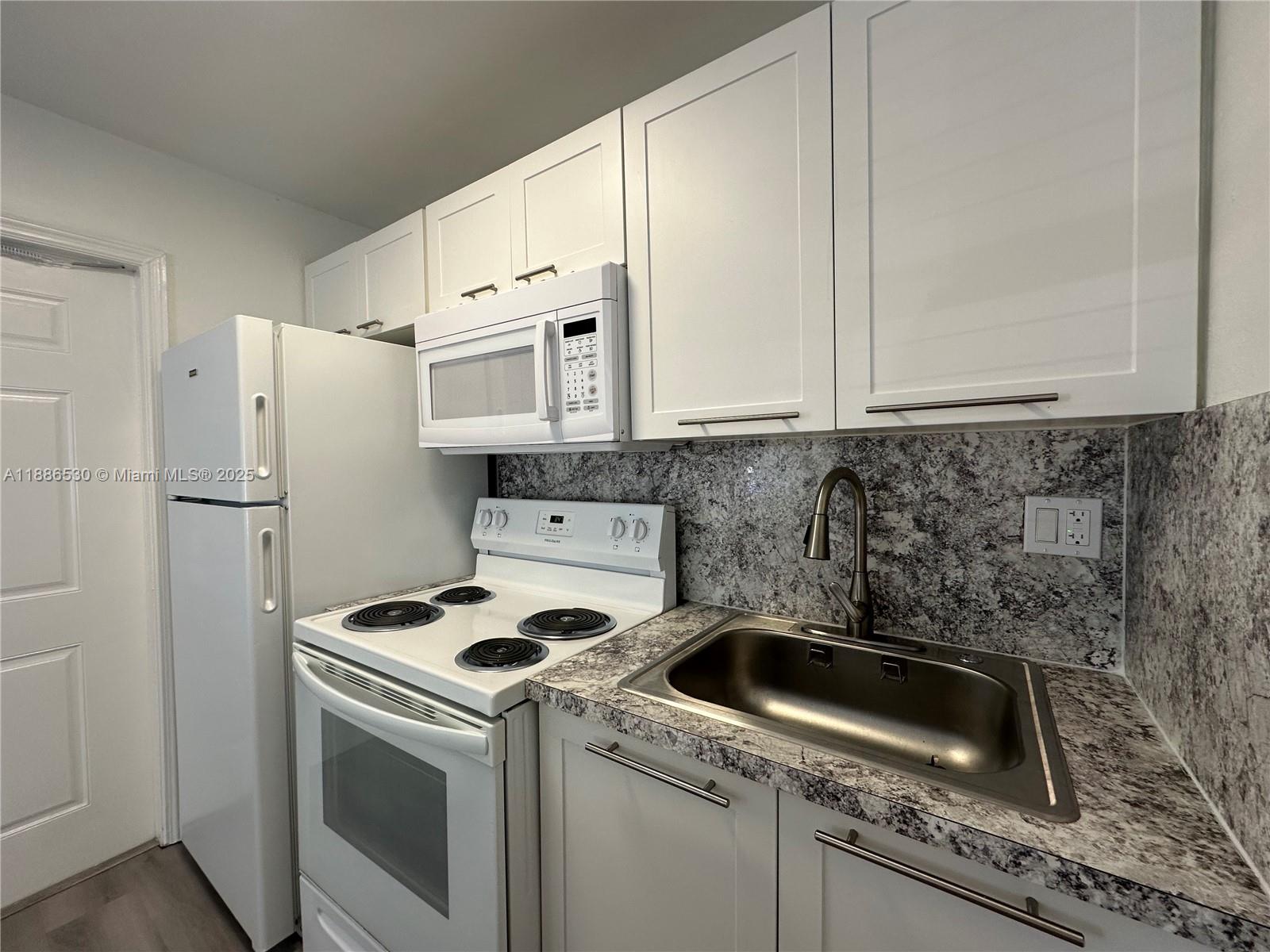 LAUDERDALE GARDENS - Residential Lease