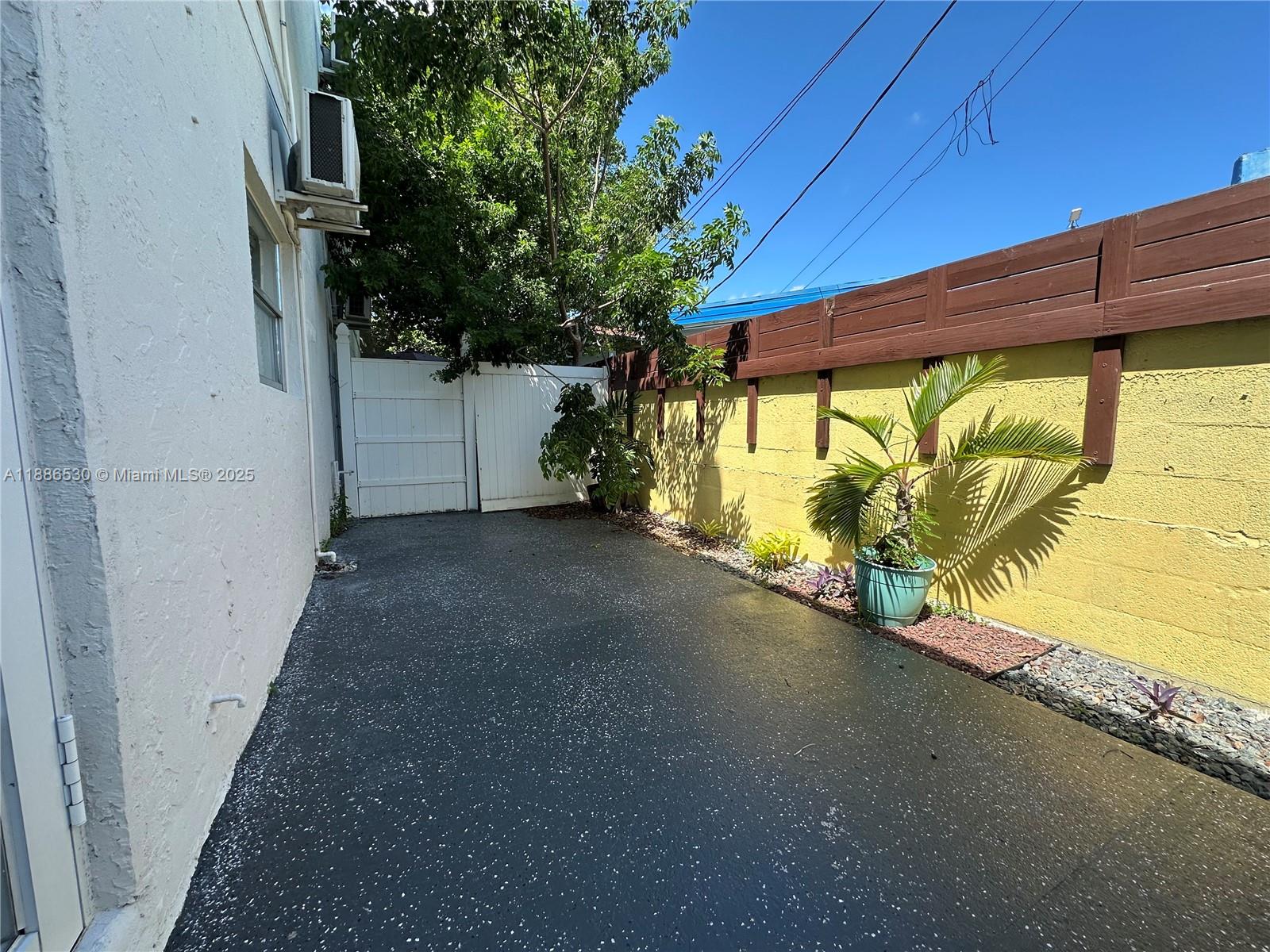 LAUDERDALE GARDENS - Residential Lease