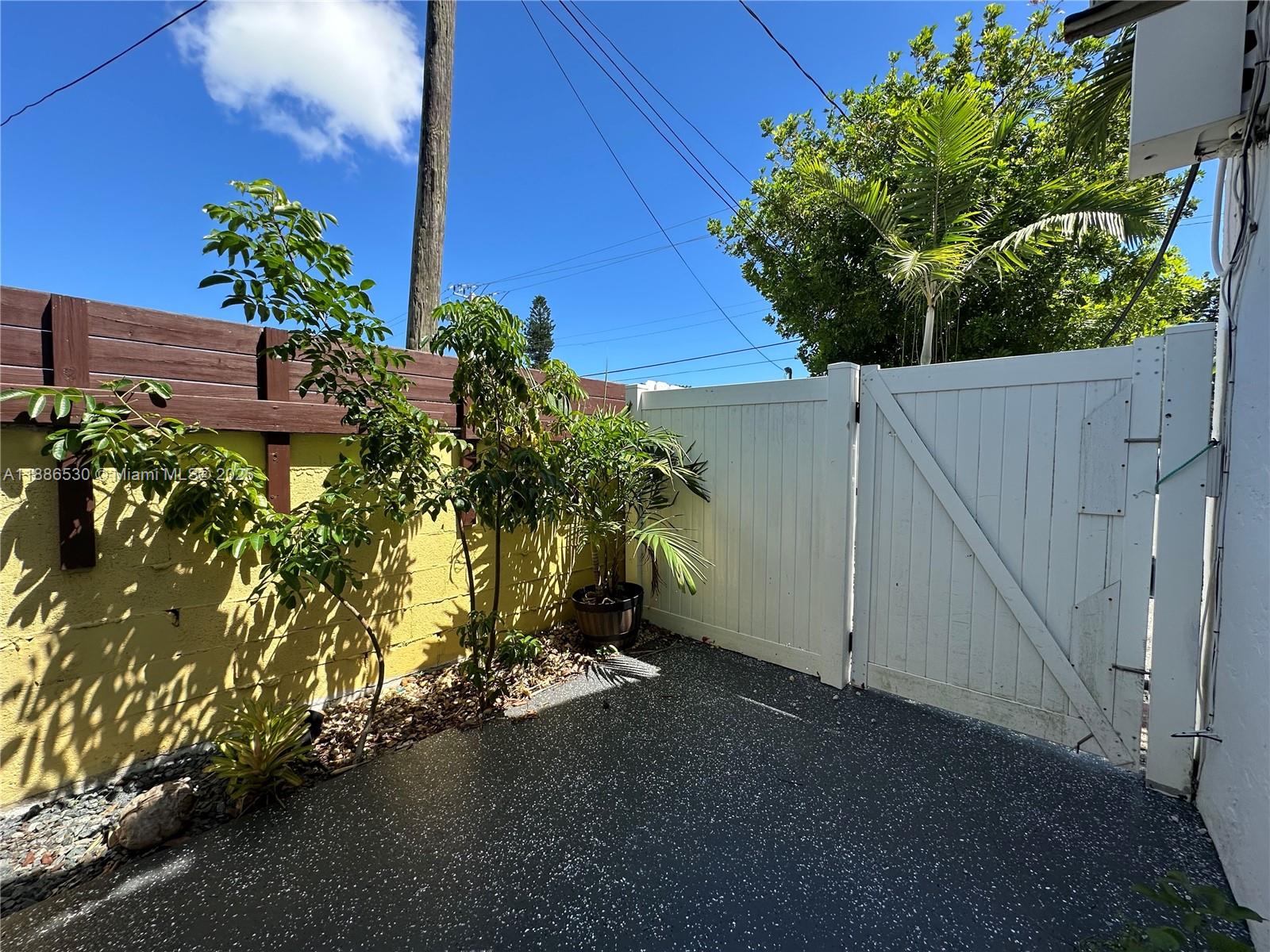 LAUDERDALE GARDENS - Residential Lease