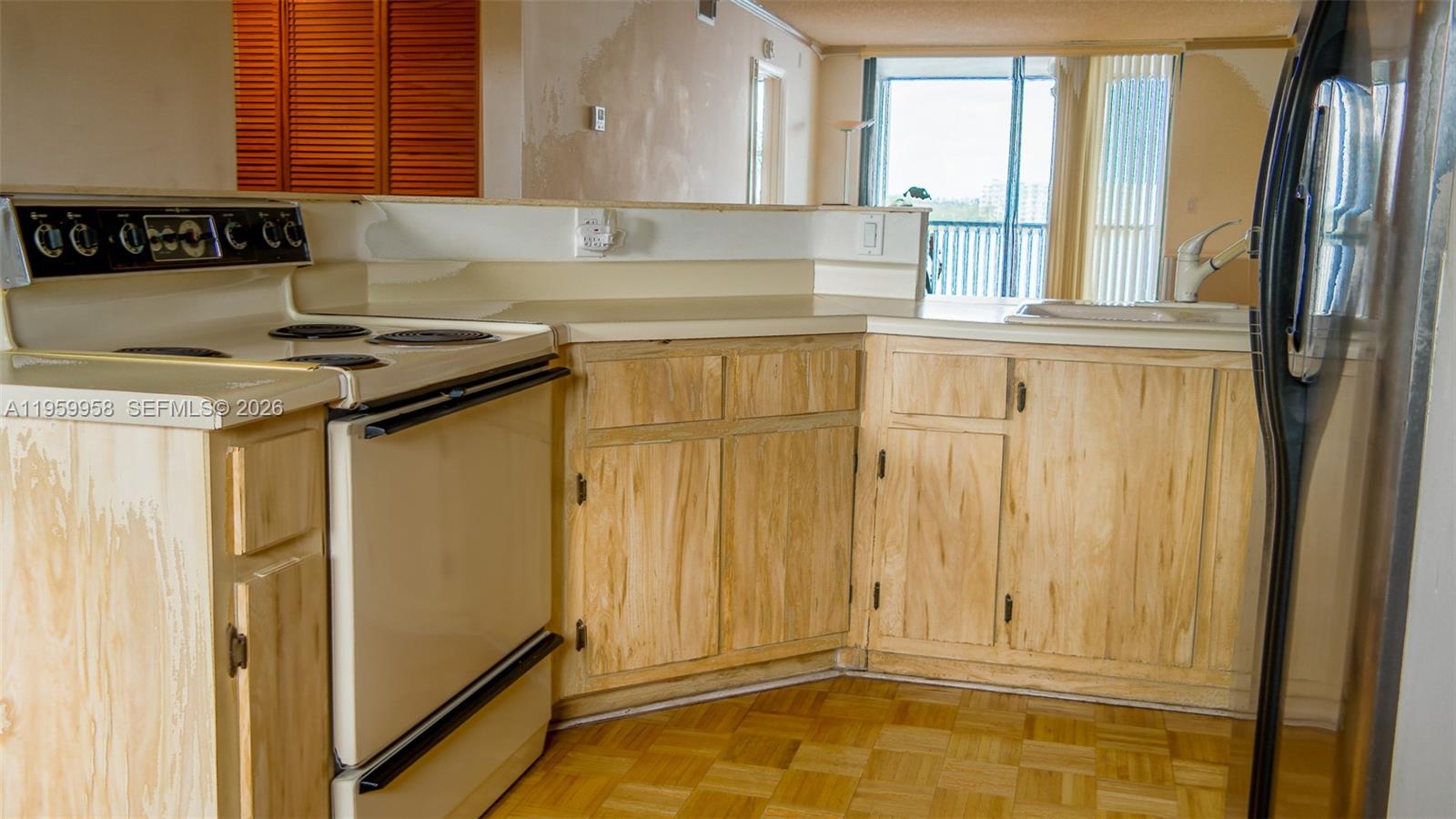 LAKE EMERALD CONDOMINIUM - Residential