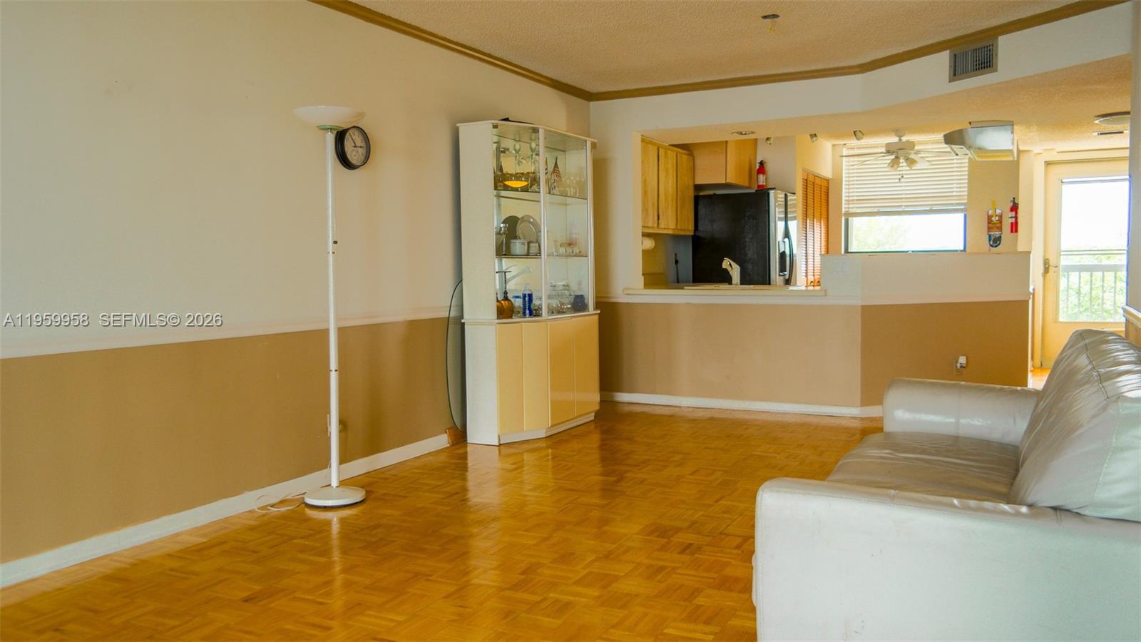 LAKE EMERALD CONDOMINIUM - Residential