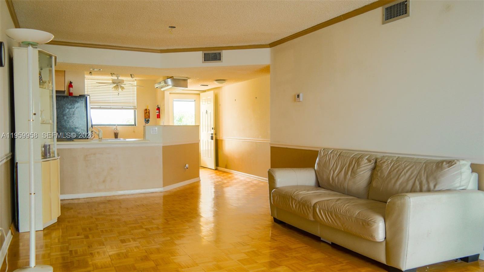 LAKE EMERALD CONDOMINIUM - Residential