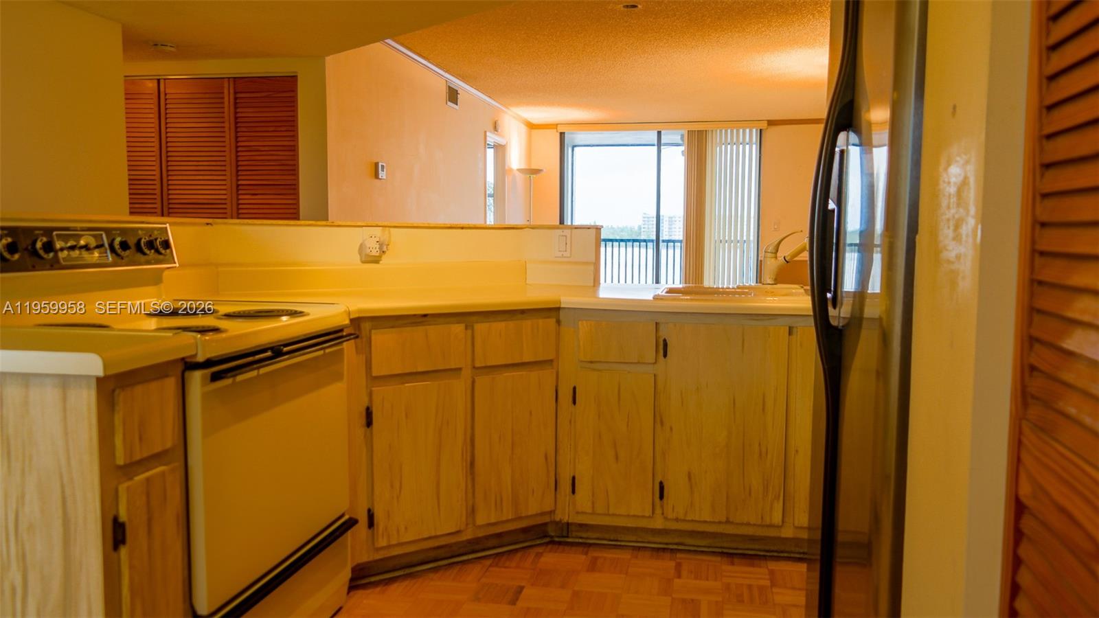 LAKE EMERALD CONDOMINIUM - Residential