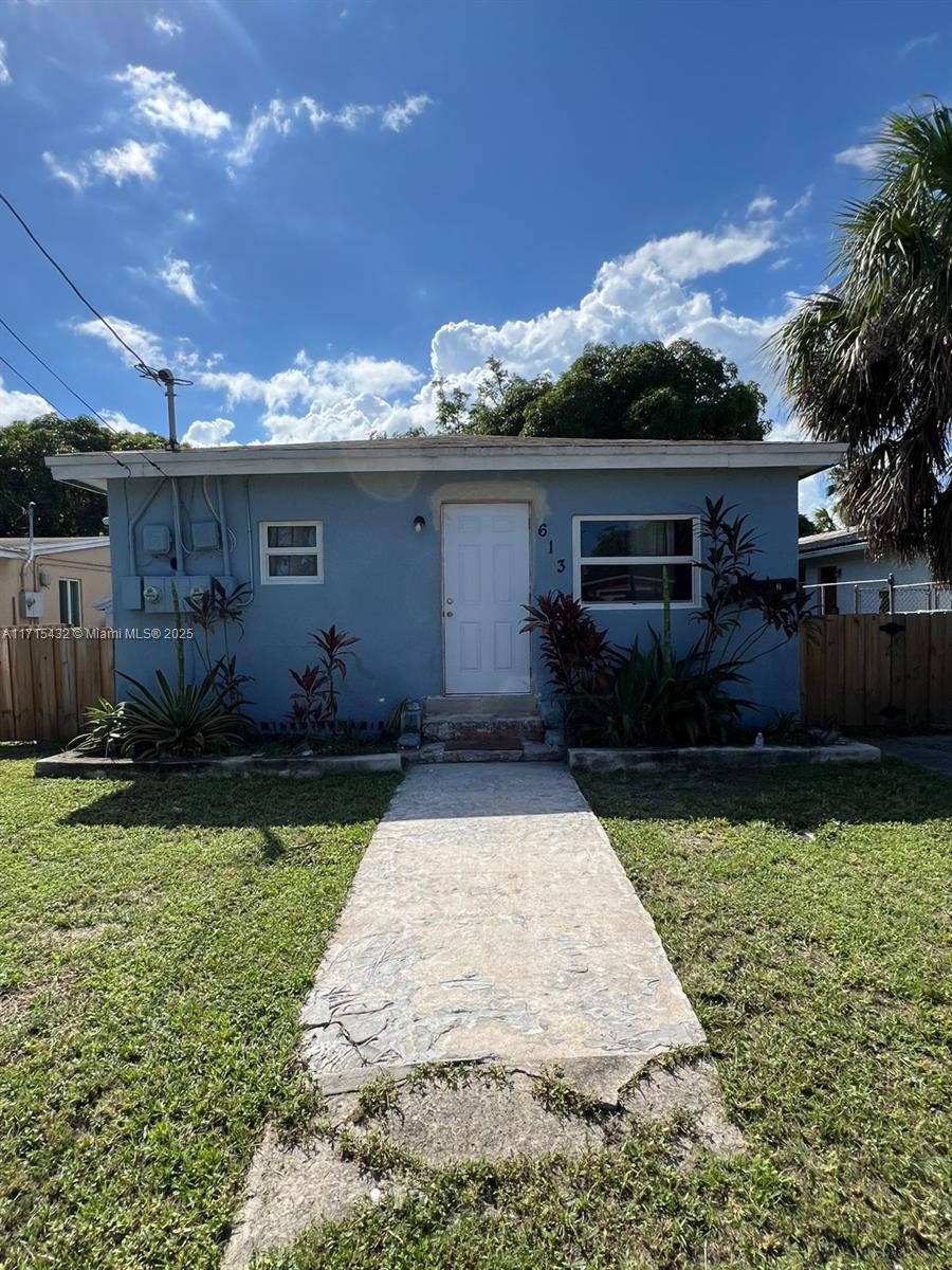 Available ASAP! Cozy 2/1 front duplex unit with a private front entrance and plenty of parking, blocks away from
the junction of Atlantic Blvd. and I-95. Tile floors, fans and A/C units in every room. APPLICATION
REQUIREMENTS: tenant screening, full rental history with previous landlord contact information, 2 paystubs, 2
bank statements, ID. Move-in costs: first, last, and security deposit​​‌​​​​‌​‌​​​‌‌​​​‌‌‌​​‌​​‌‌​​​​ $6.000