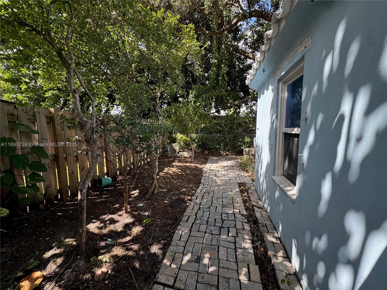 HOLLYWOOD BEACH GARDENS - Residential Lease
