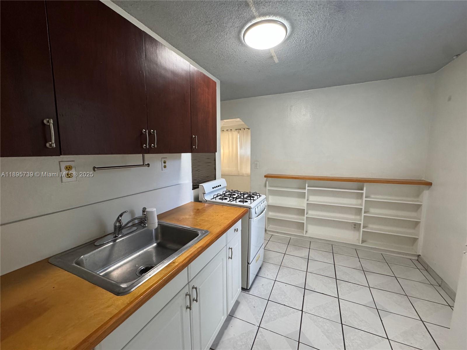 HOLLYWOOD BEACH GARDENS - Residential Lease
