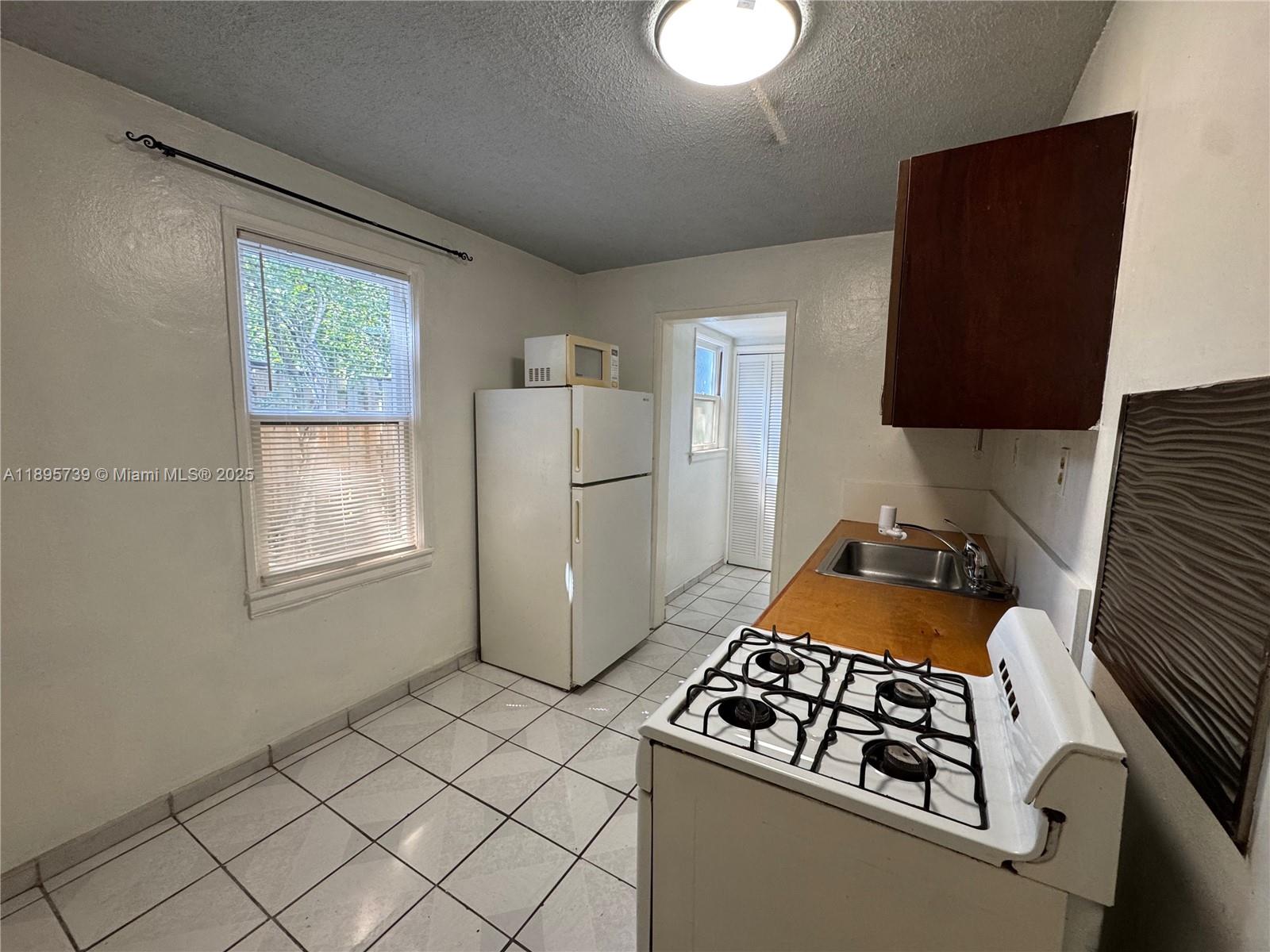 HOLLYWOOD BEACH GARDENS - Residential Lease