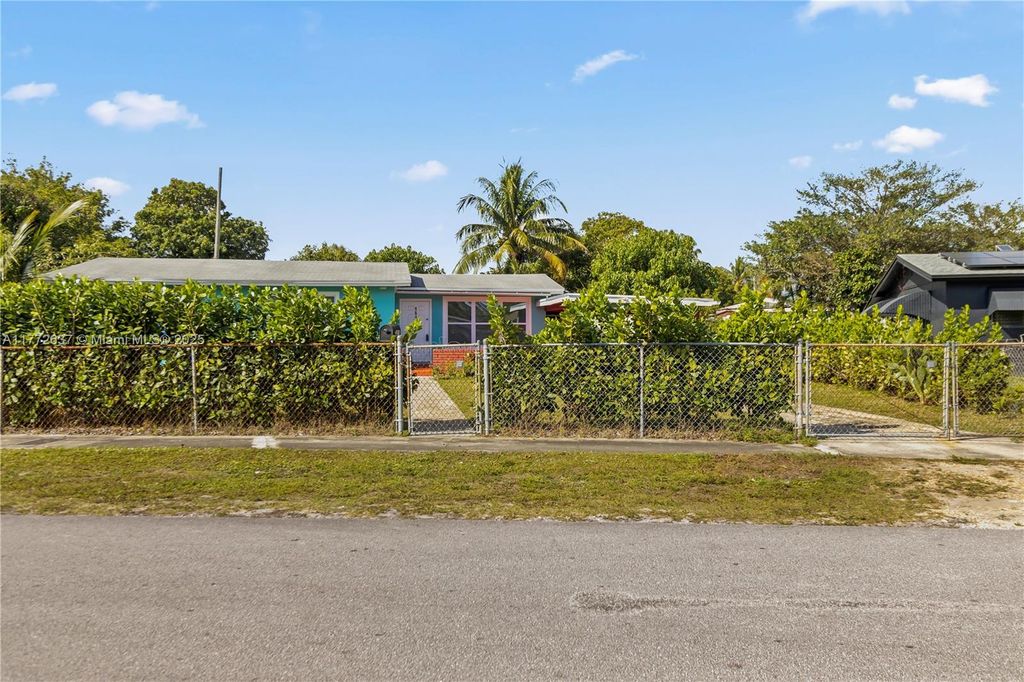 Photo of 1519 NW 12th Ter #1, Fort Lauderdale, FL 33311 (MLS # A11772637)