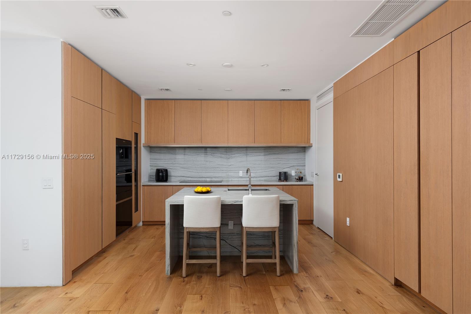 8701 Collins Ave 902