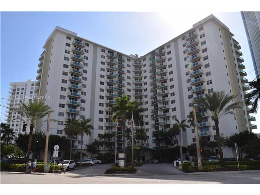 Photo of 3001 S Ocean Dr #325, Hollywood, FL 33019 (MLS # A11415432)