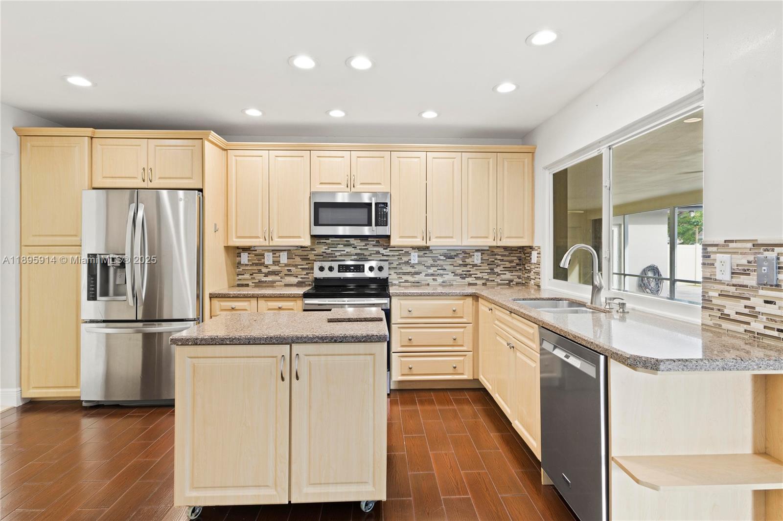 PLANTATION PARK LAKESITES - Residential