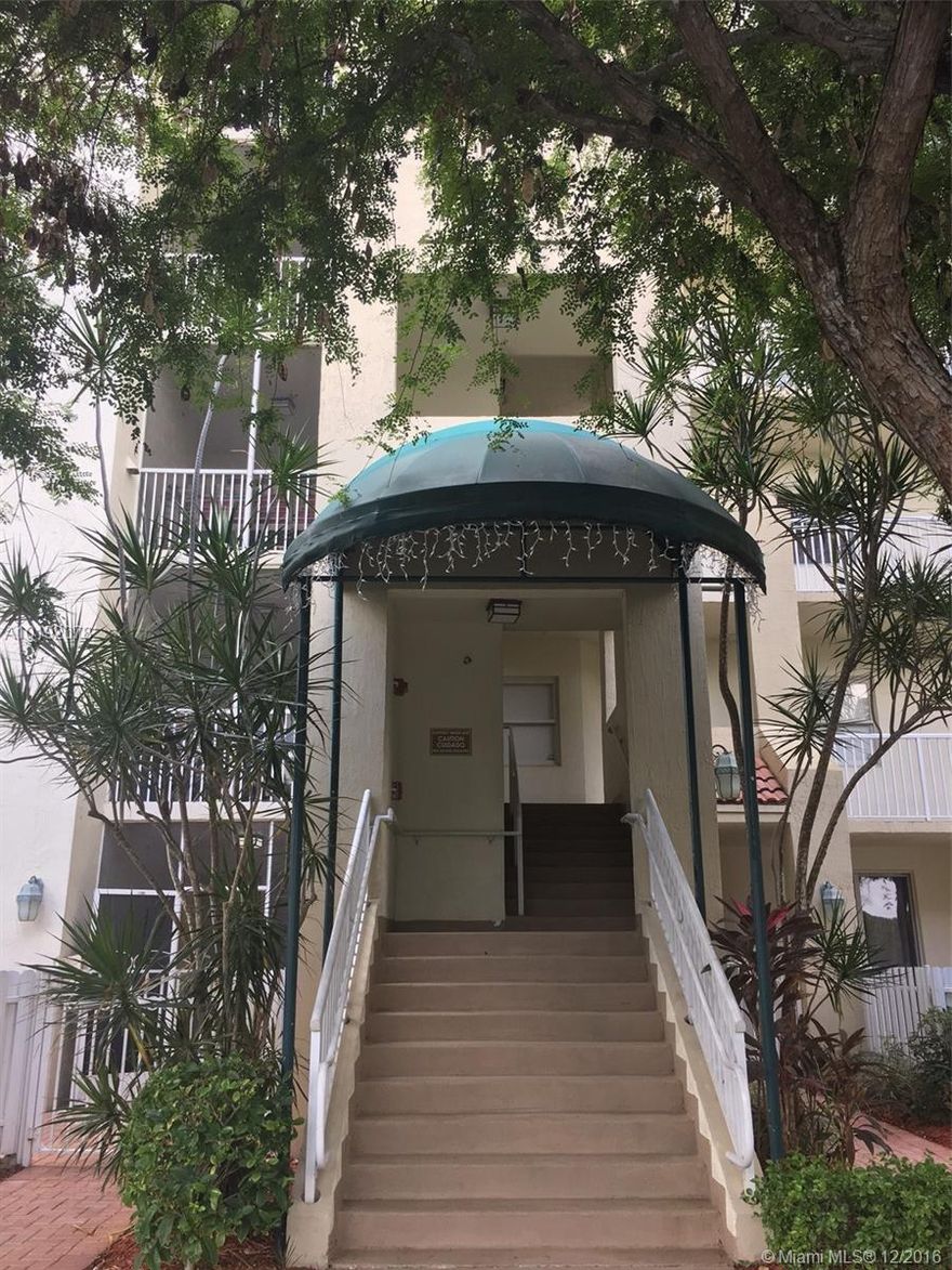 Beautiful 4 beds 2 baths in Captiva, Doral Isles. Completed remodeled. New kitchen and bathrooms, porcelain and wood flooring, Family room closed. Lake view.
Amazing community with 3 swimming pools, tennis and basketball courts, baseball and soccer fields, Clubhouse, full gym, etc.-