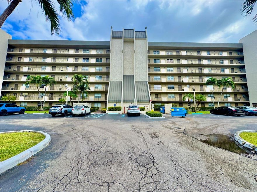 Beautiful condo 2 bedrooms, 2 bathrooms, Title throughout. Golf and lake view in the heart of Davie.
Owner will paid special assessment. Laundry in each floor. Community pool. Close to Nova Southeast University, Broward College, FAU, Restaurants, shopping plazas, great public schools.
