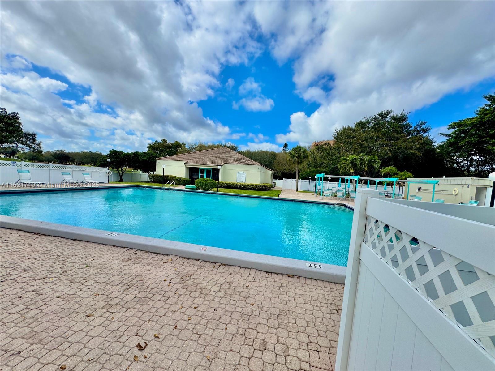 ROLLING HILLS GOLF AND TE - Residential