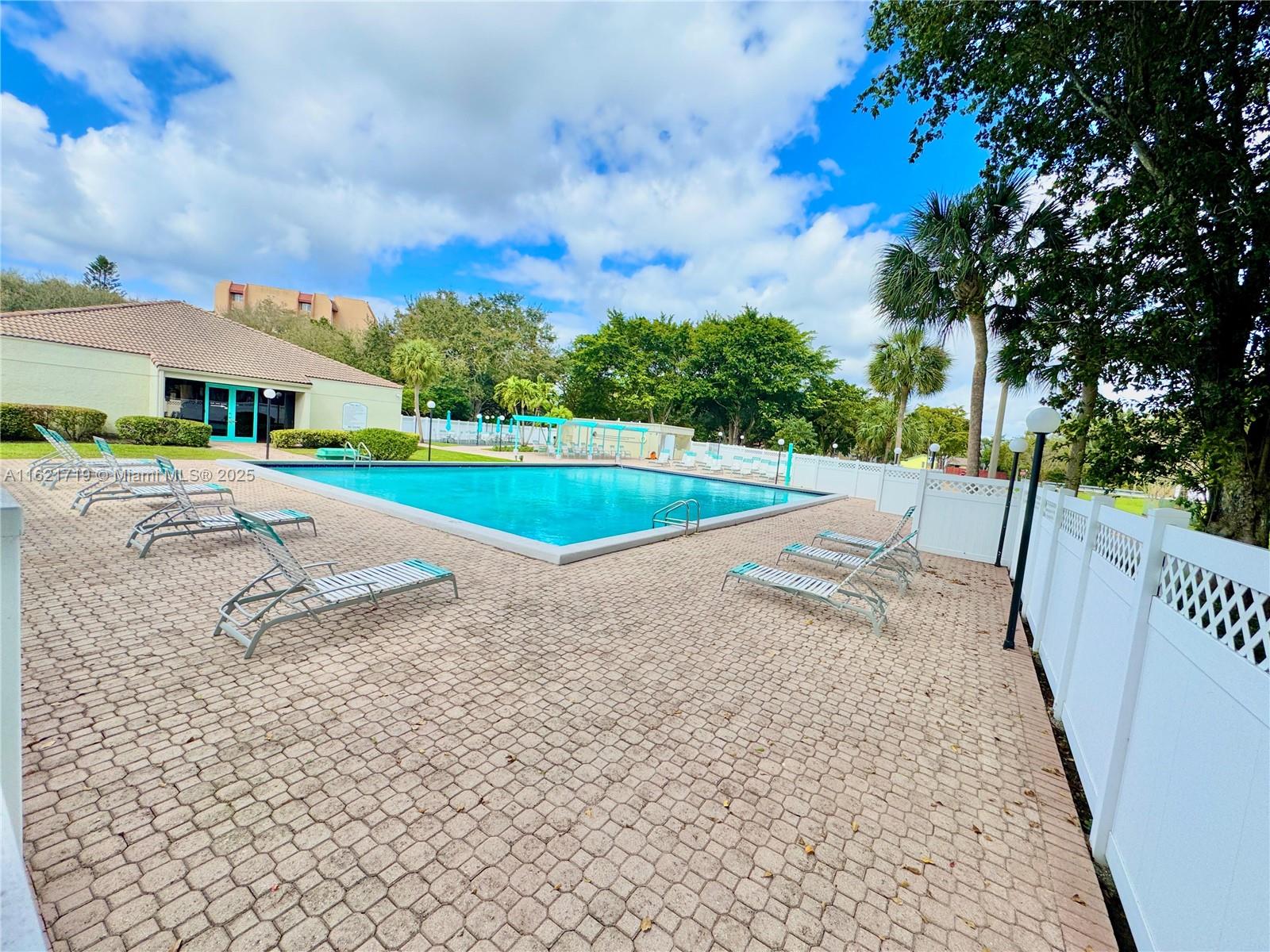 ROLLING HILLS GOLF AND TE - Residential