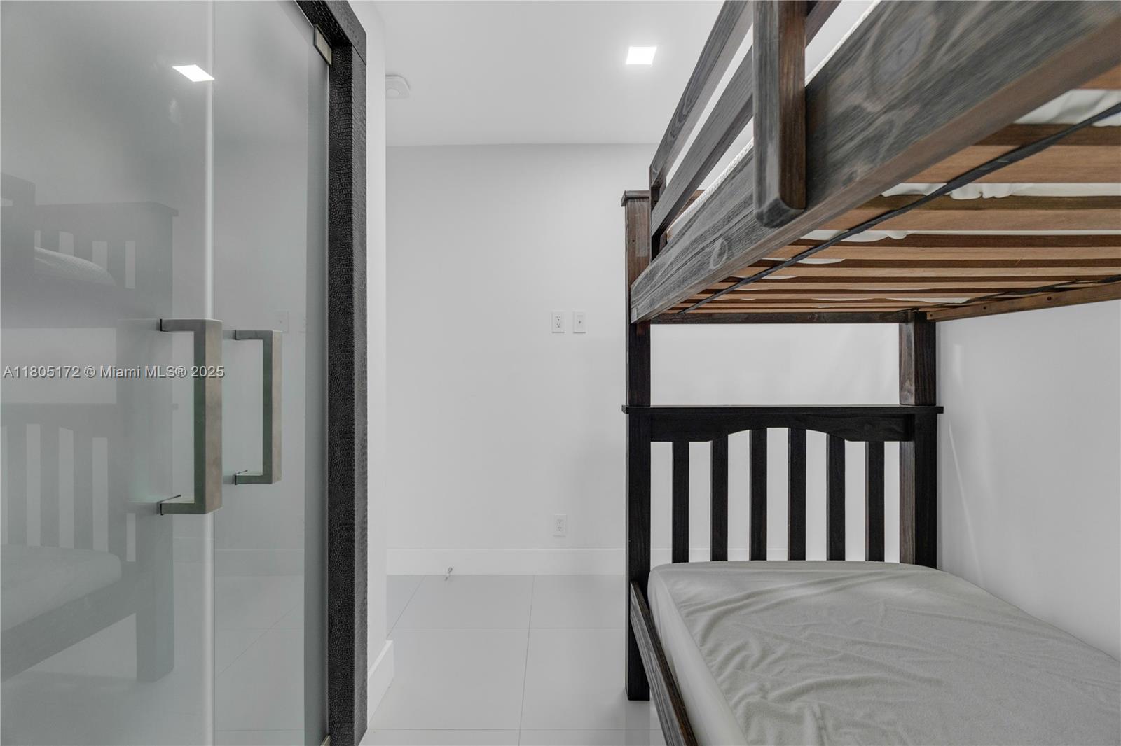 EDGEWATER BEACH TOWERS CO - Residential Lease