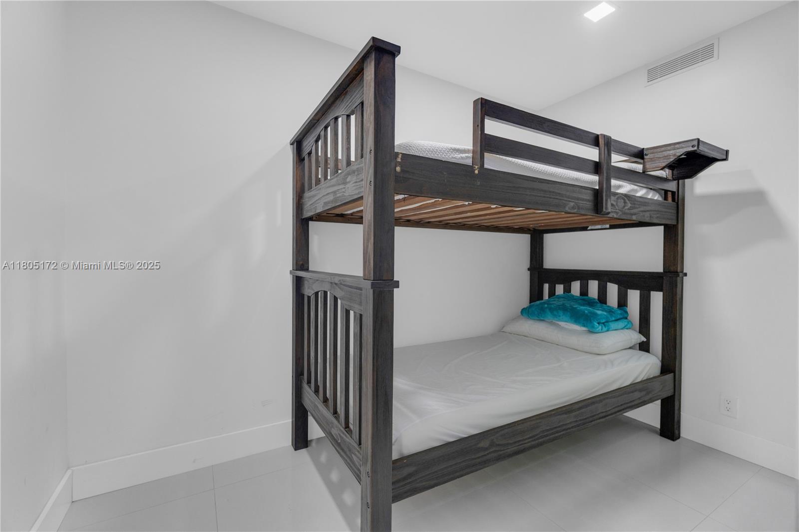 EDGEWATER BEACH TOWERS CO - Residential Lease