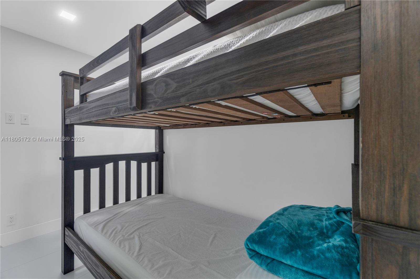 EDGEWATER BEACH TOWERS CO - Residential Lease