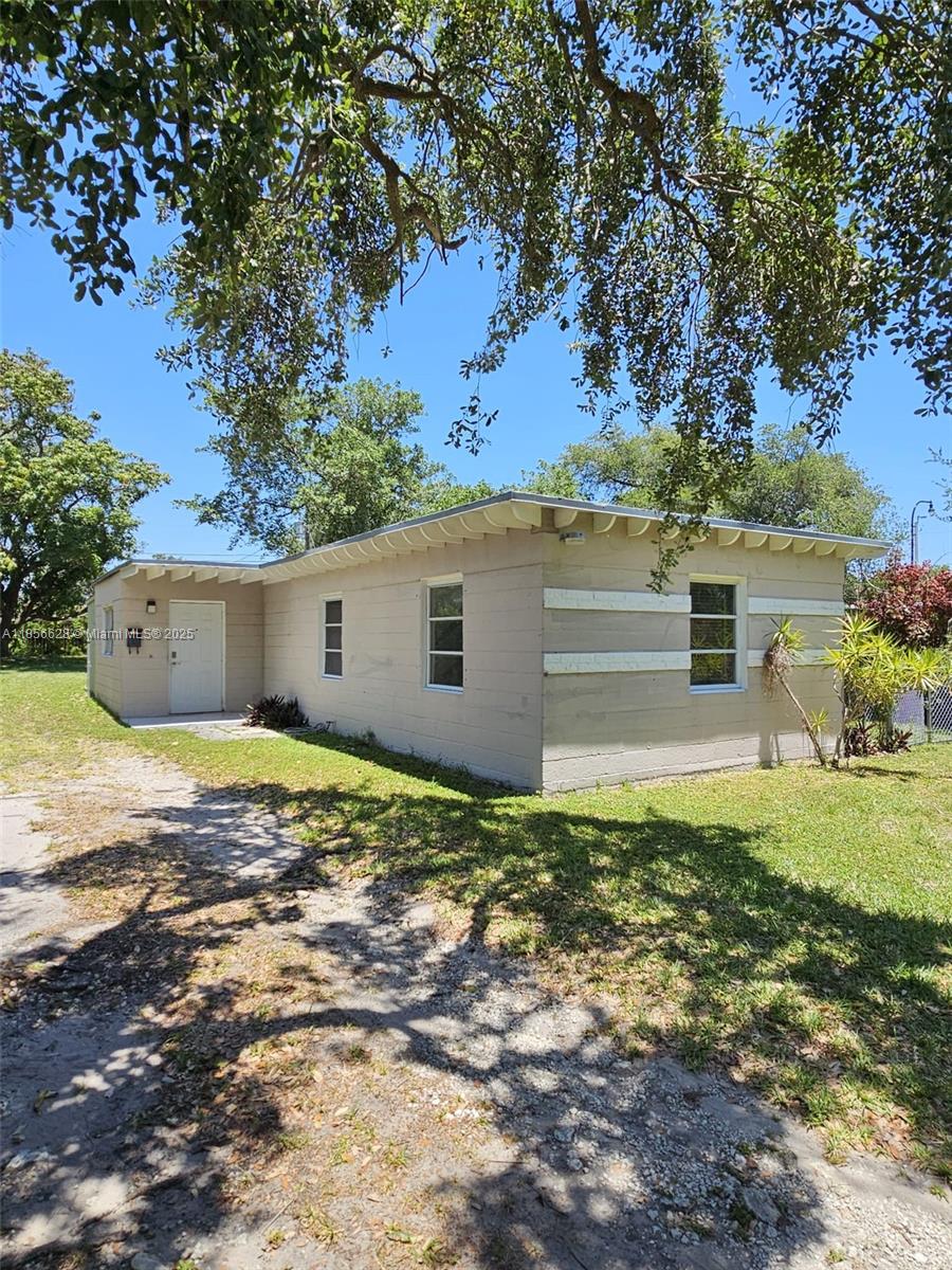 You'll love the outdoor space, with a massive front and back yard that offers plenty of room for parking and all your outdoor activities. The location is truly unbeatable, putting you in the center of a vibrant neighborhood with easy access to shopping, dining, and entertainment.