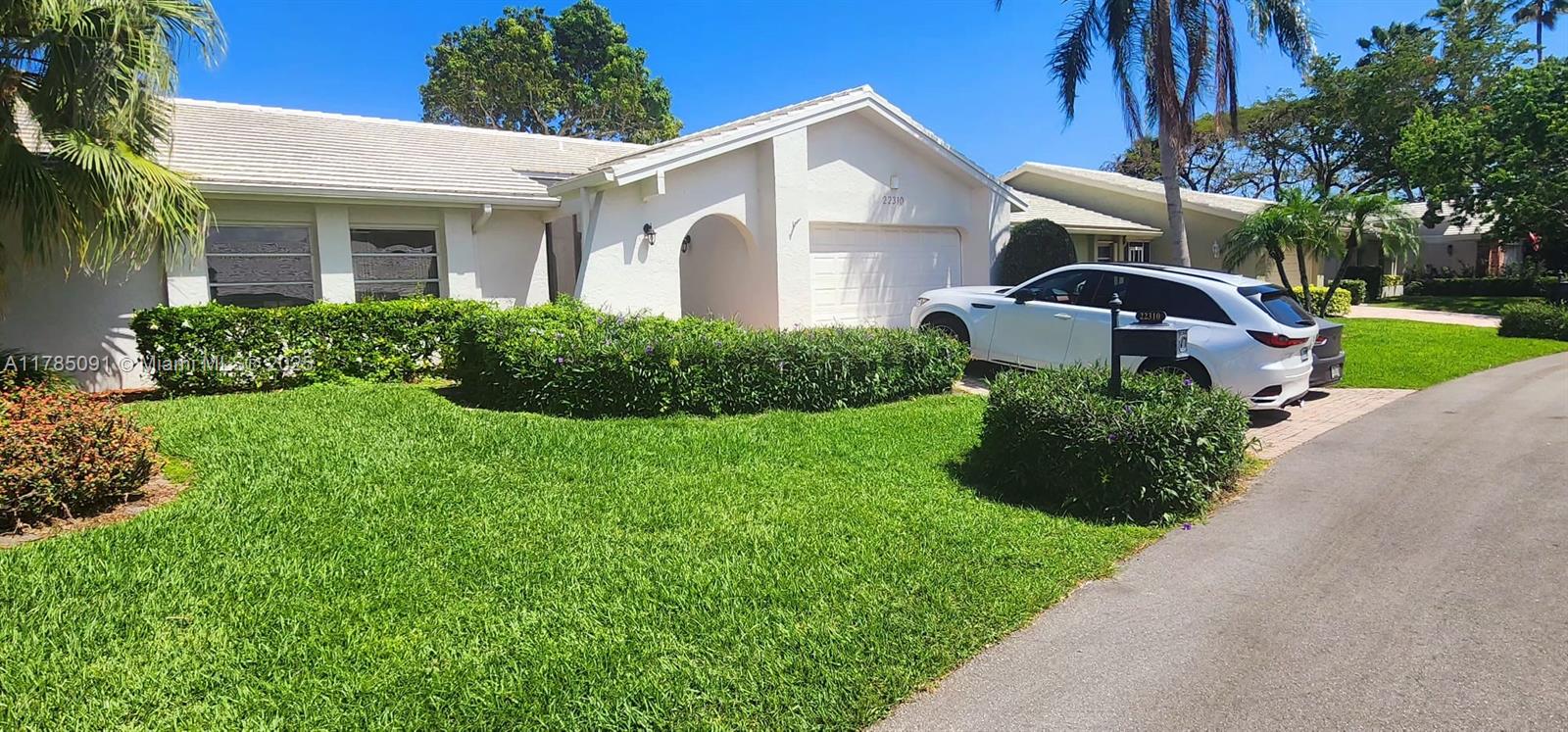 Beautifully updated home.
This property features a newly updated kitchen with modern appliances, freshly painted interiors, and updated vinyl flooring throughout.
The AC unit is from 2020, and the garage doors have been upgraded with new rollers and springs.
Located in a prime area with A+ schools nearby and quick access to I-95.
This is also nearby Sugar Sand Park(1.2 miles)and very close to Boca Raton Town Center Mall (2.5miles).
While the property is currently unfurnished, the seller is open to including furniture if desired.
Seller is extremely motivated.
Make an offer TODAY!