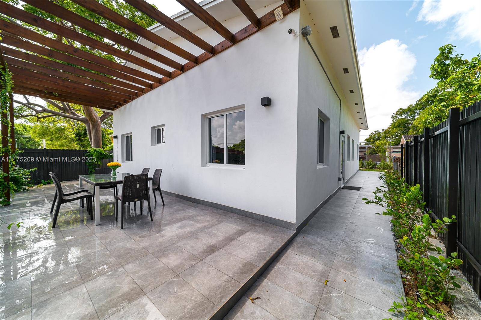 112 NW 10th St