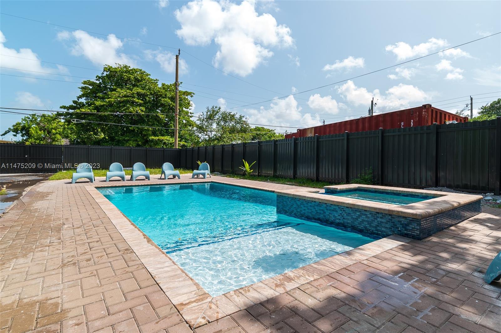112 NW 10th St