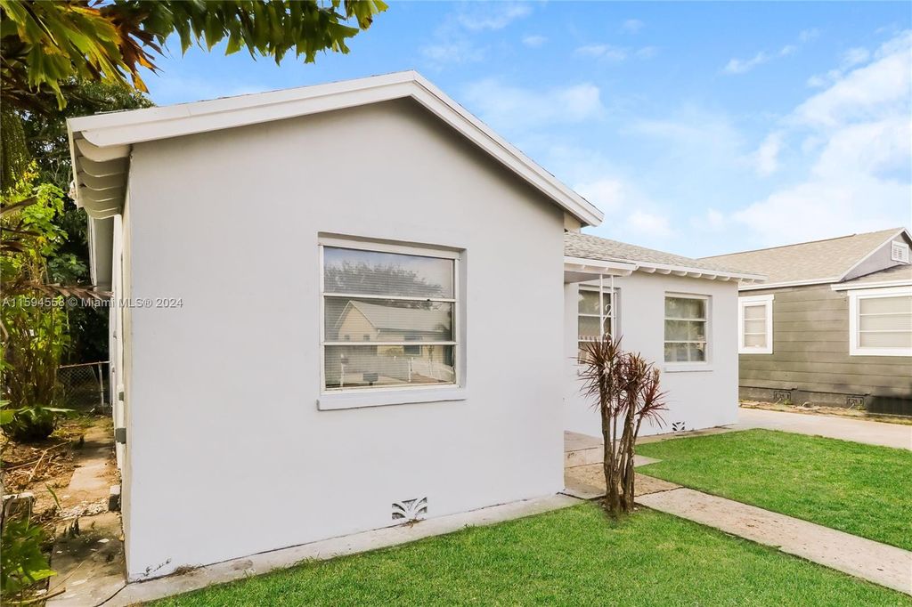 Photo of 527 N 21st Ave N #0, Lake Worth, FL 33460 (MLS # A11594558)