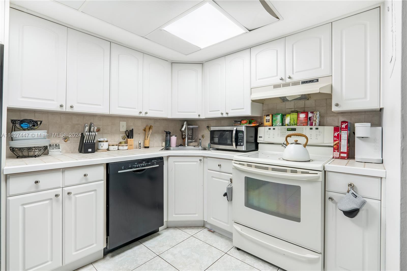 Photo 5 of 19 of 3 Laredo Pl 6-10 condo