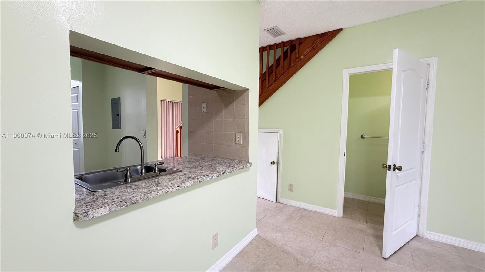 SIERRA RIDGE CONDO M-41 - Residential Lease